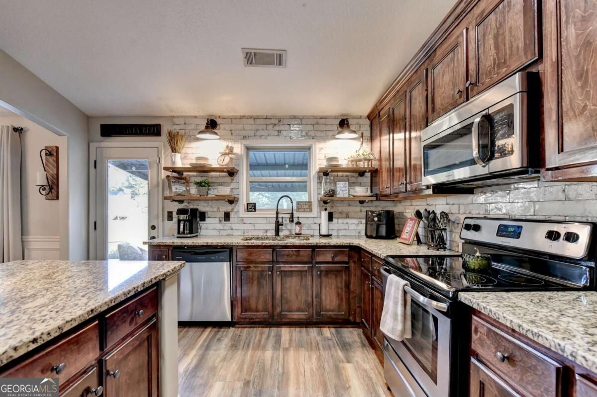1052 Blakewood Court Property Photo 13
