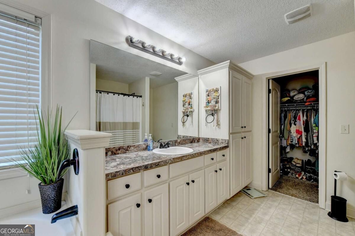 1052 Blakewood Court Property Photo 27