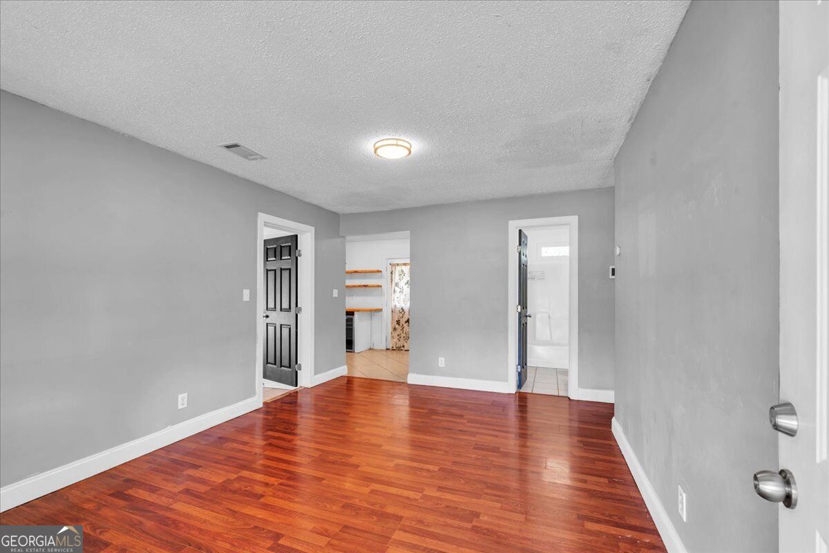 100 Ravenwood Way Property Photo 7