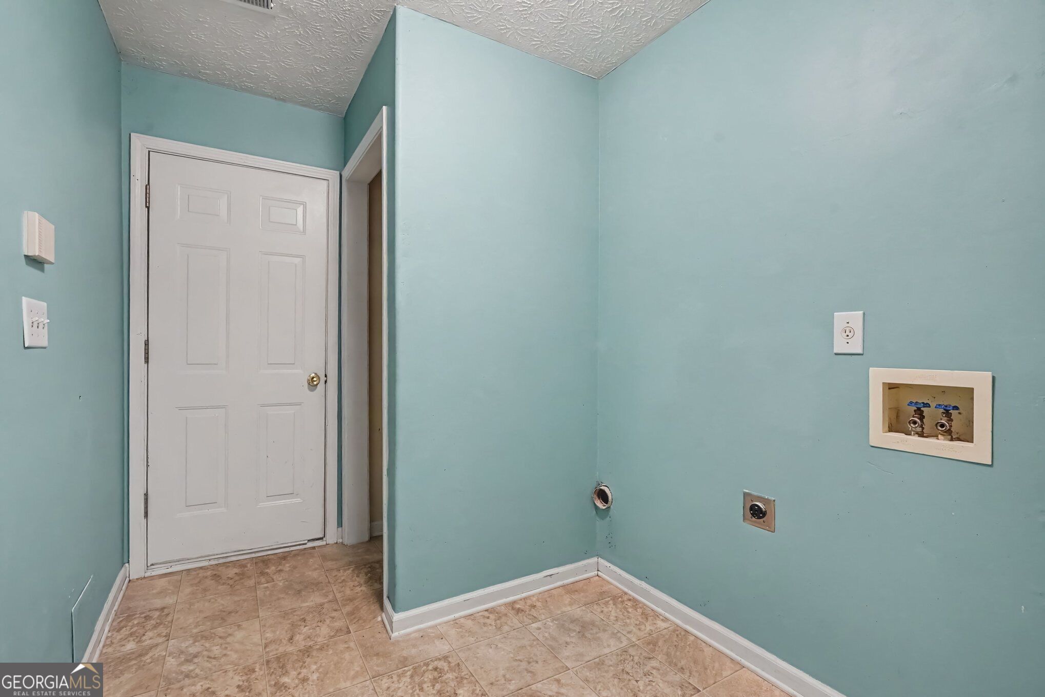 882 Whispering Way Property Photo 13