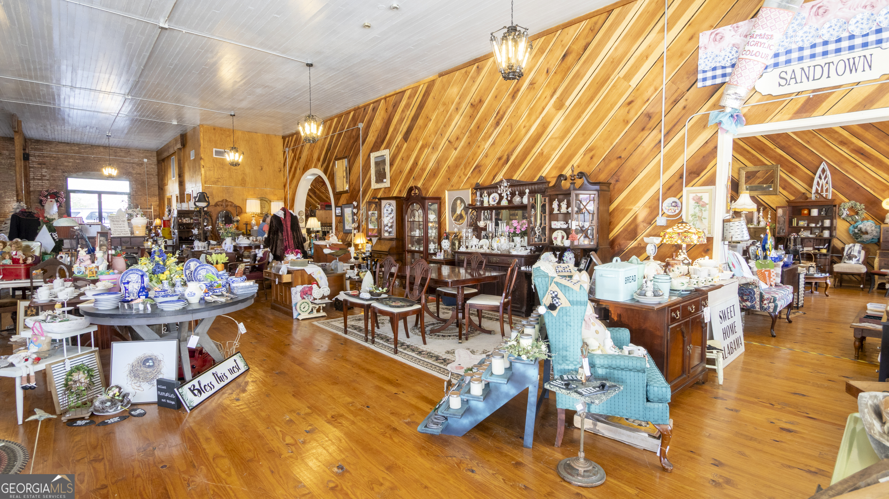 18109 Main Street Property Photo 5
