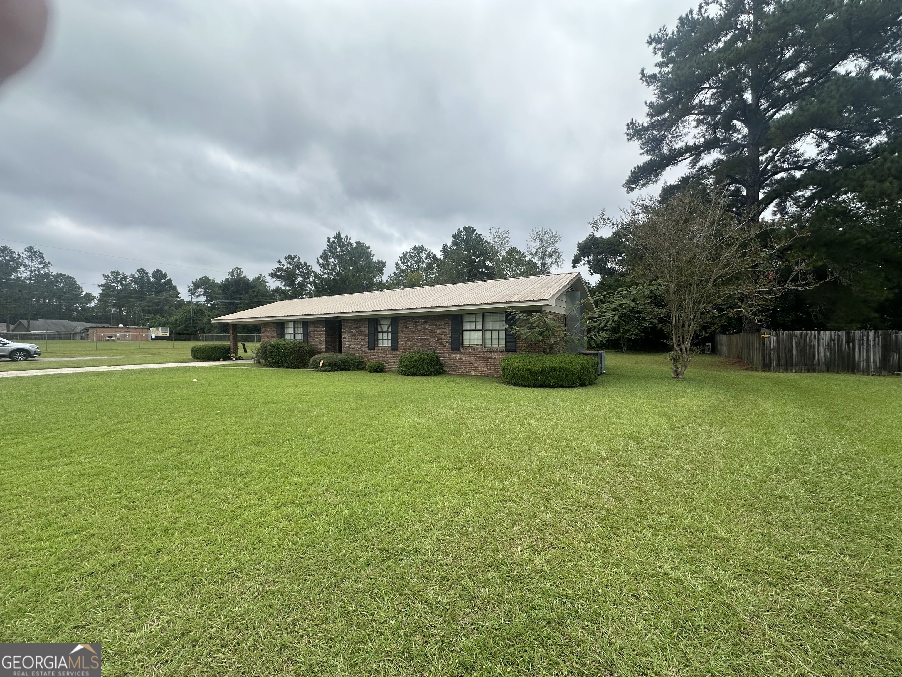 1137 Windsor Drive Property Photo 2
