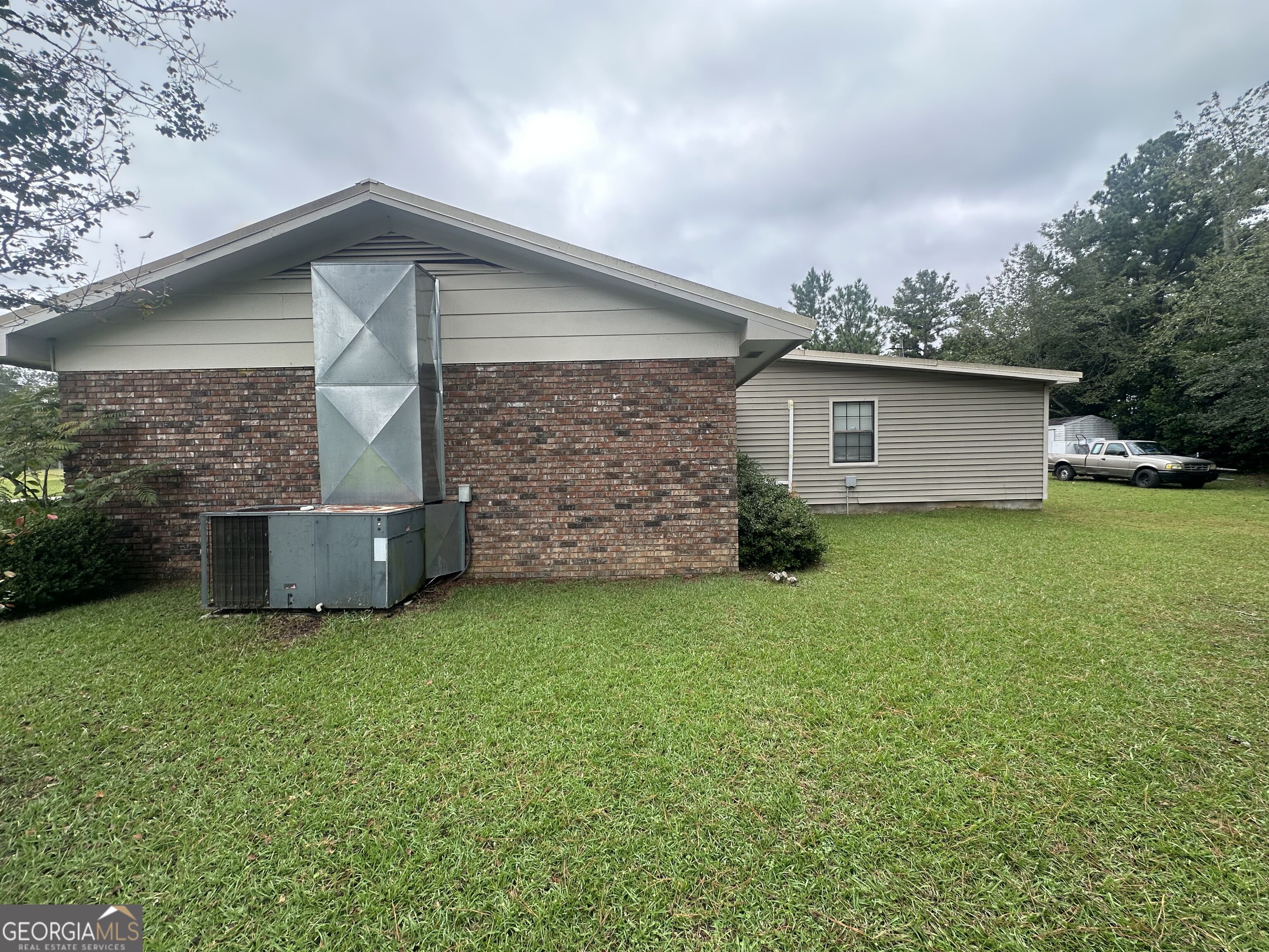1137 Windsor Drive Property Photo 3