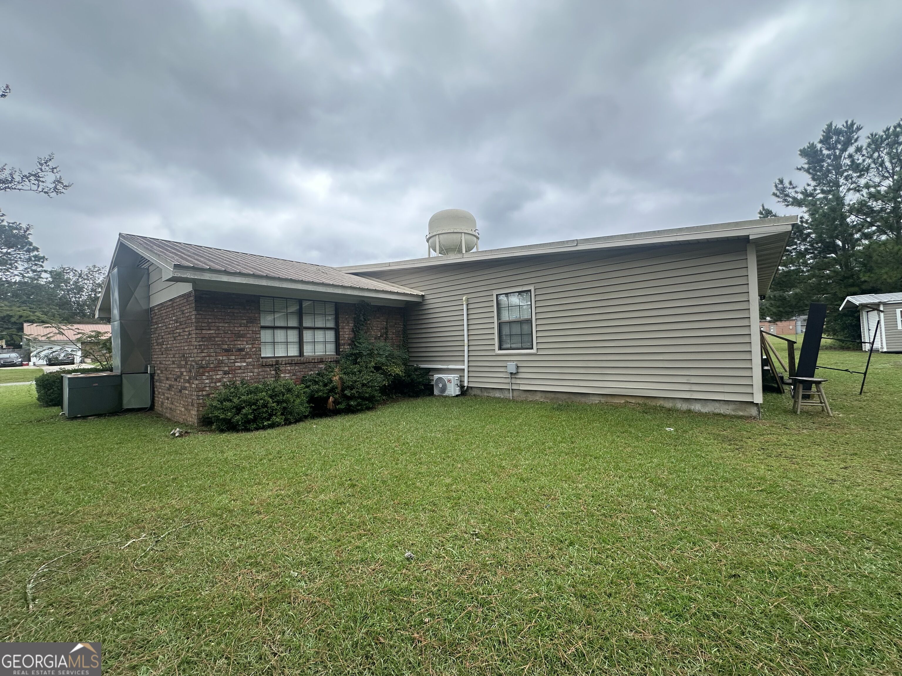 1137 Windsor Drive Property Photo 5