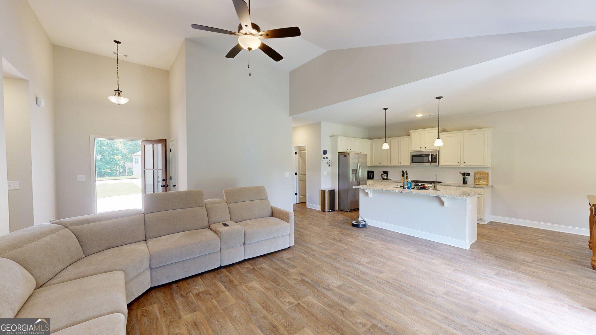 1215 Awenasa Drive Property Photo 11
