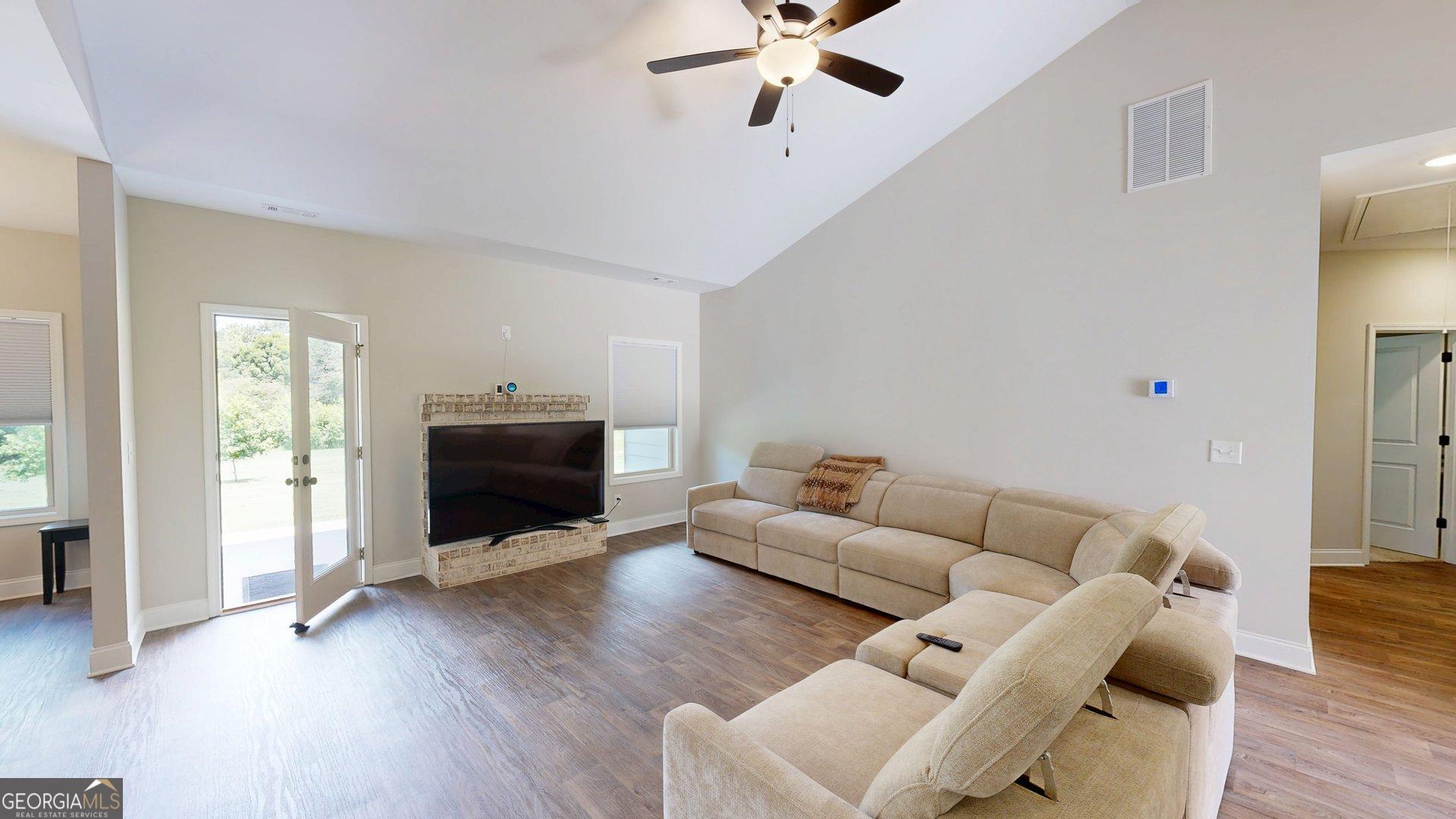 1215 Awenasa Drive Property Photo 12