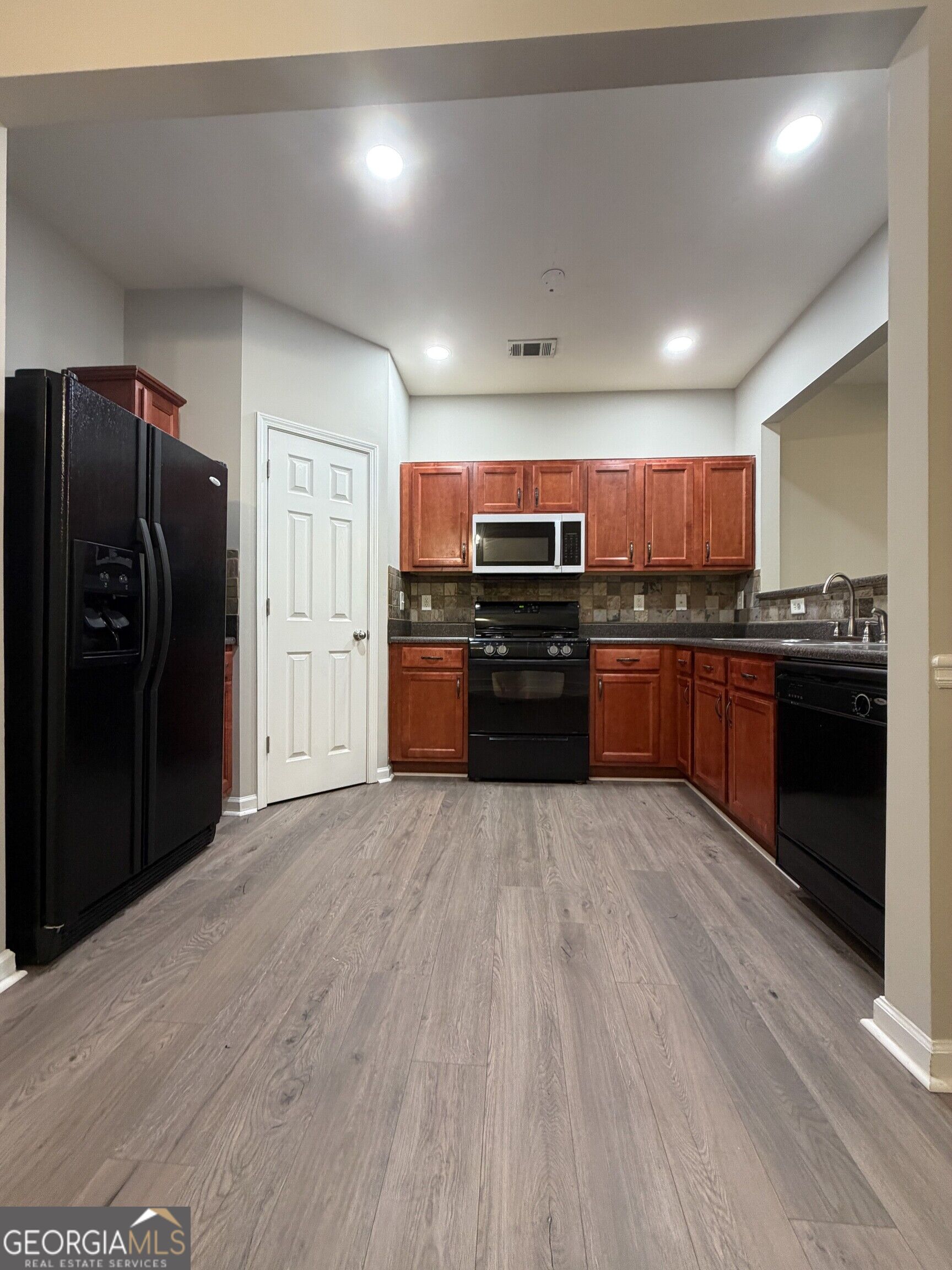 2077 Lakeshore Overlook Drive Property Photo 10