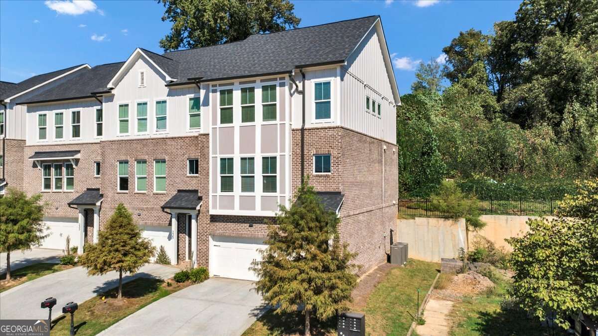 237 W Marietta Street Property Photo 3