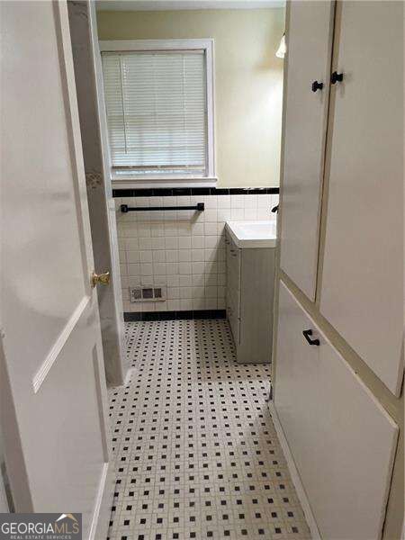 2042 East Roxboro Road Property Photo 10