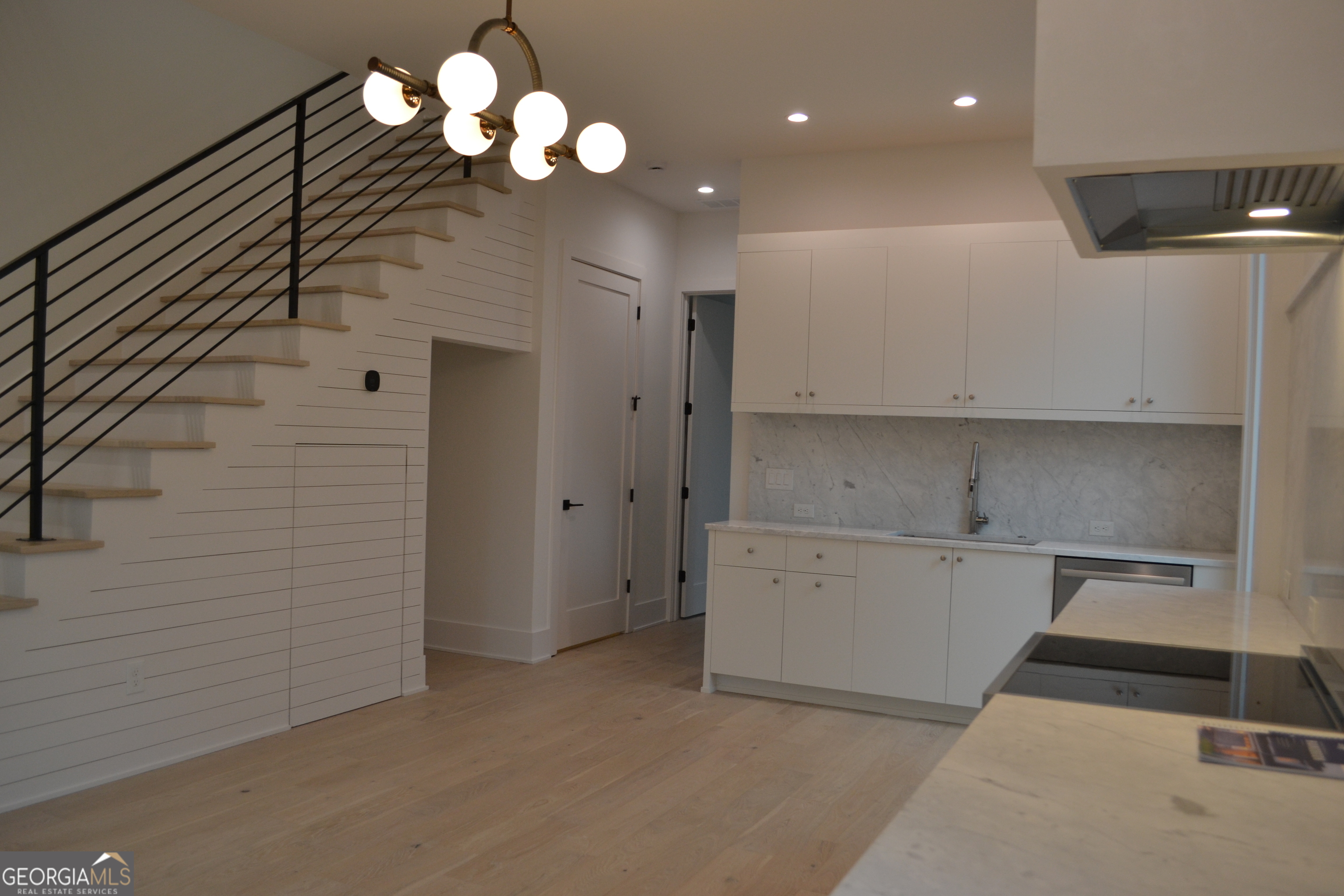 370 2nd Street Property Photo 3