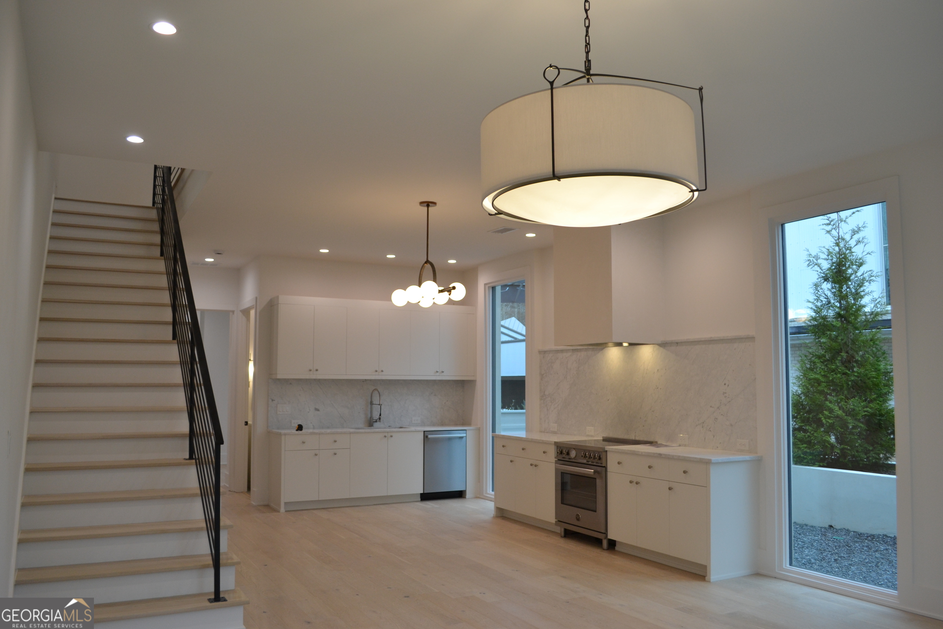 370 2nd Street Property Photo 4