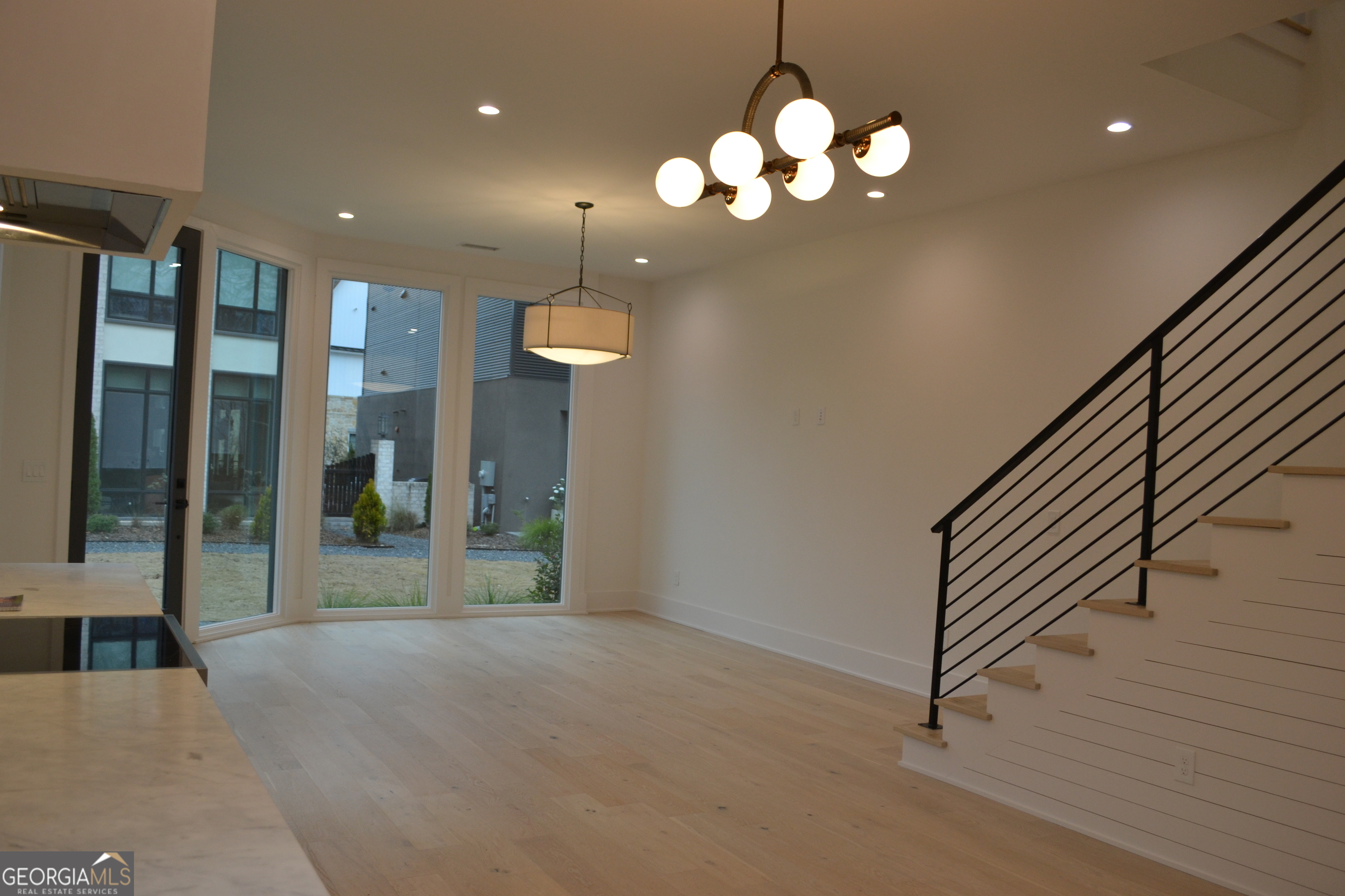 370 2nd Street Property Photo 6