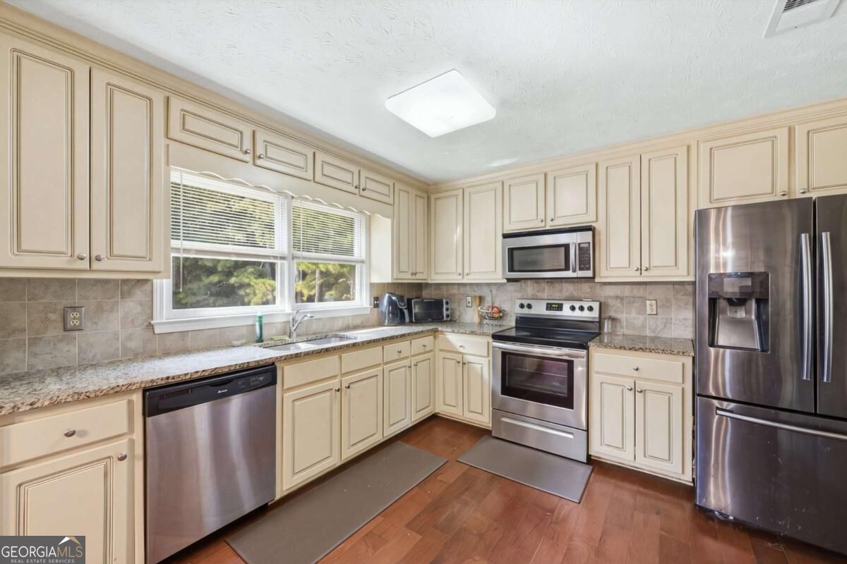 1490 Chalet Circle Property Photo 11