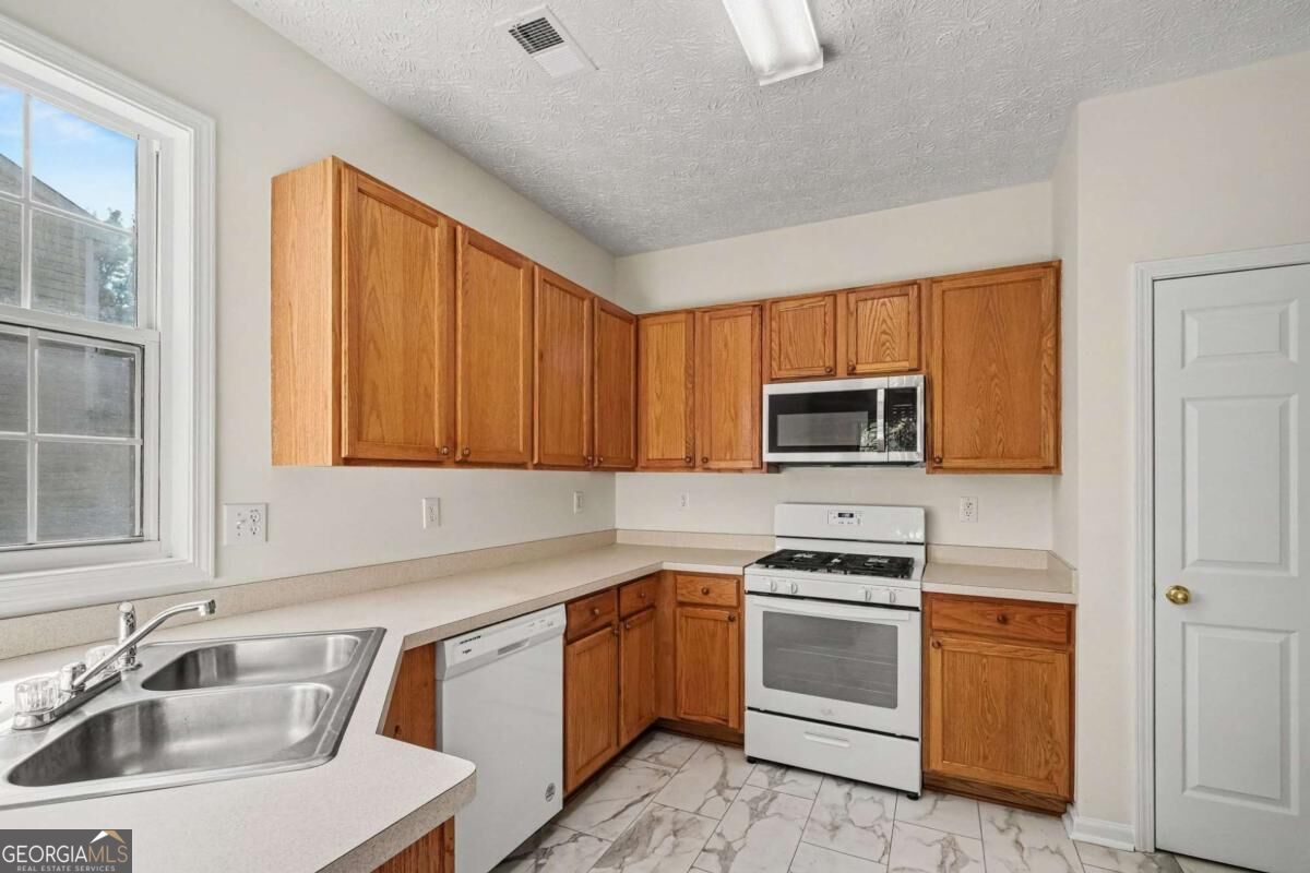6915 Silver Bend Place Property Photo 13