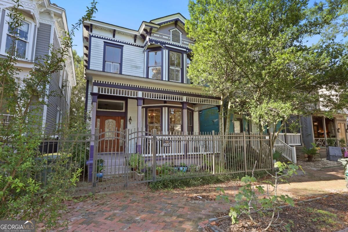 209 W 38th Street Property Photo 1