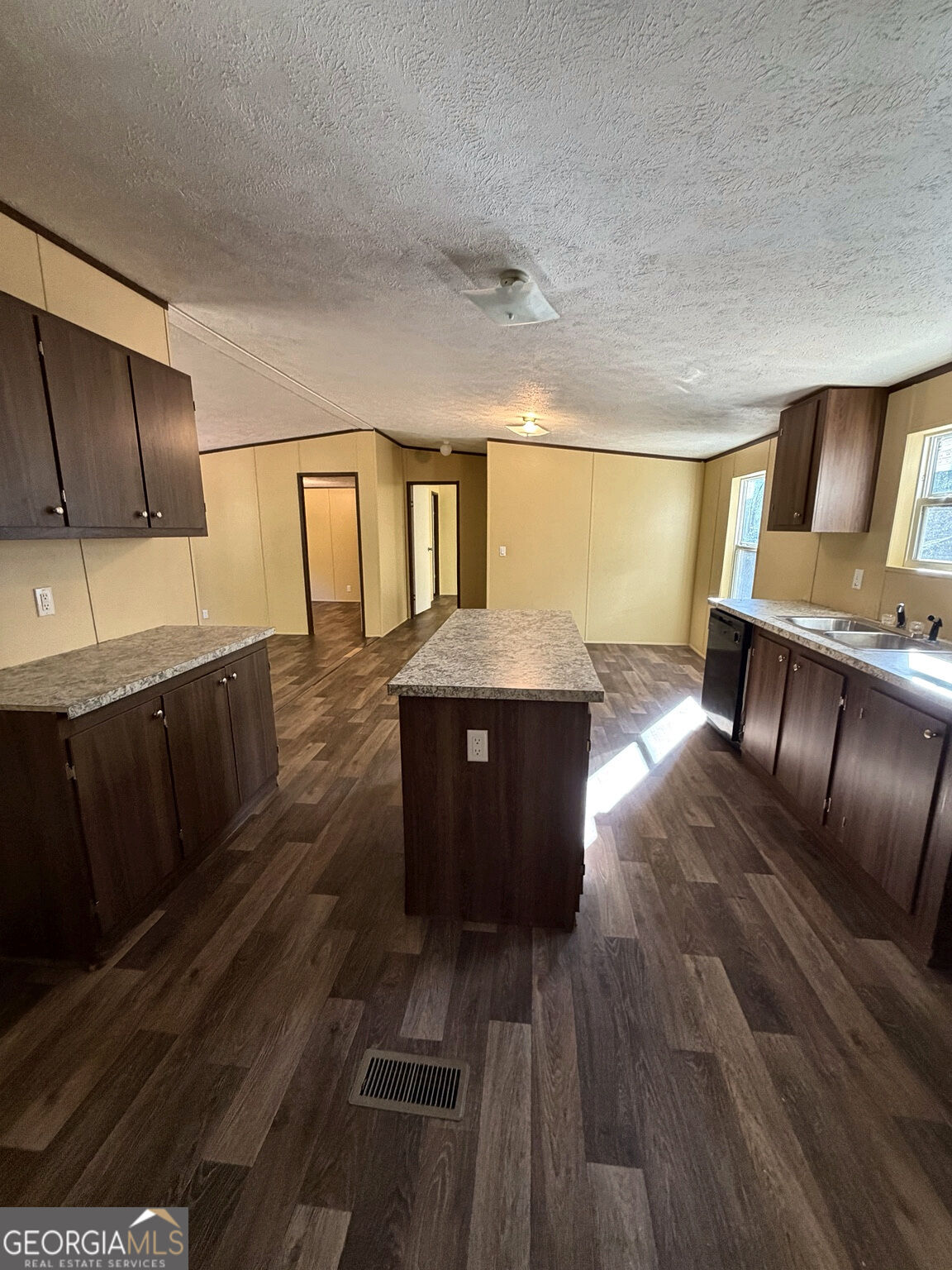 195 Robinson Street Property Photo 3