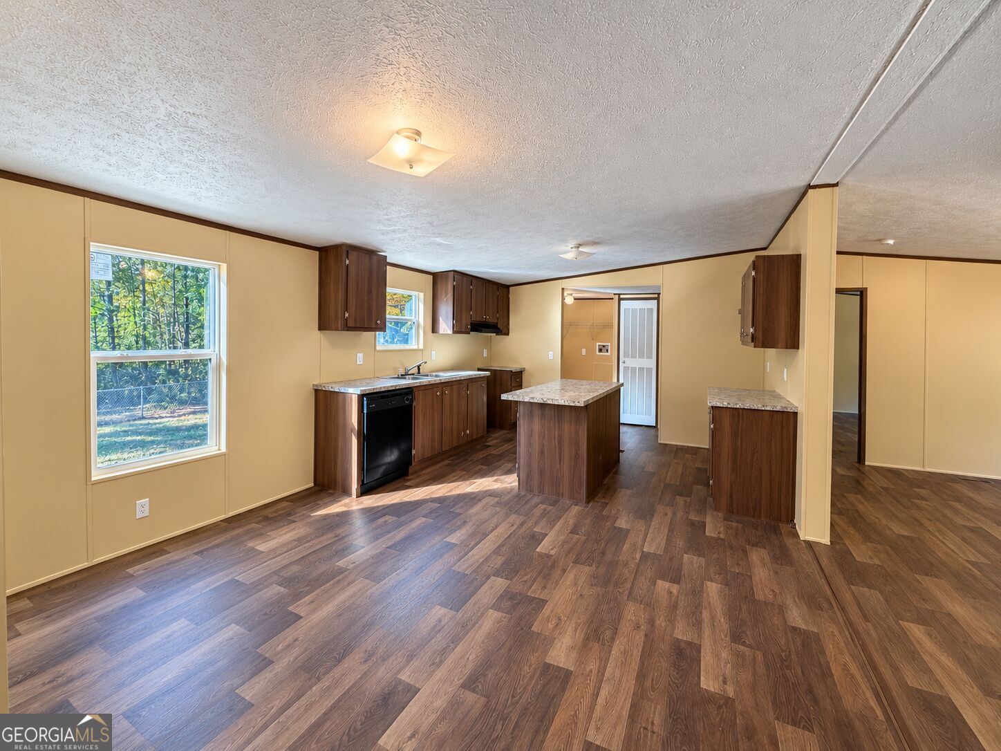 195 Robinson Street Property Photo 4