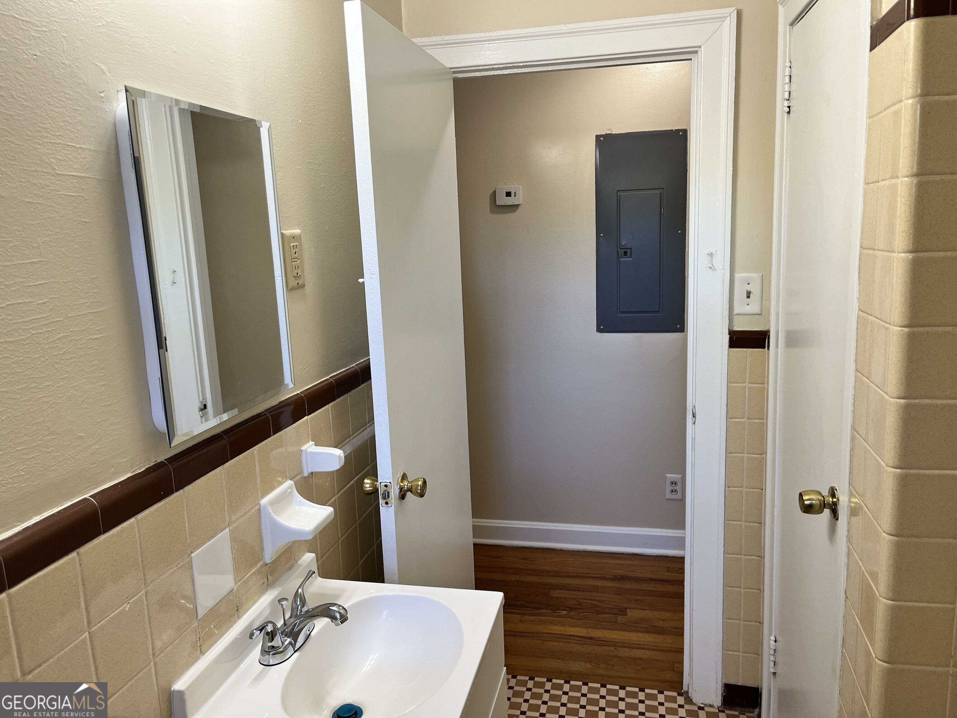 16 Ozmore Street Property Photo 23