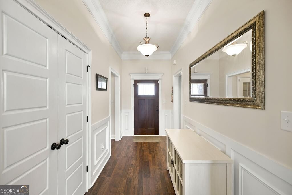 106 Wenlock Circle Property Photo 7
