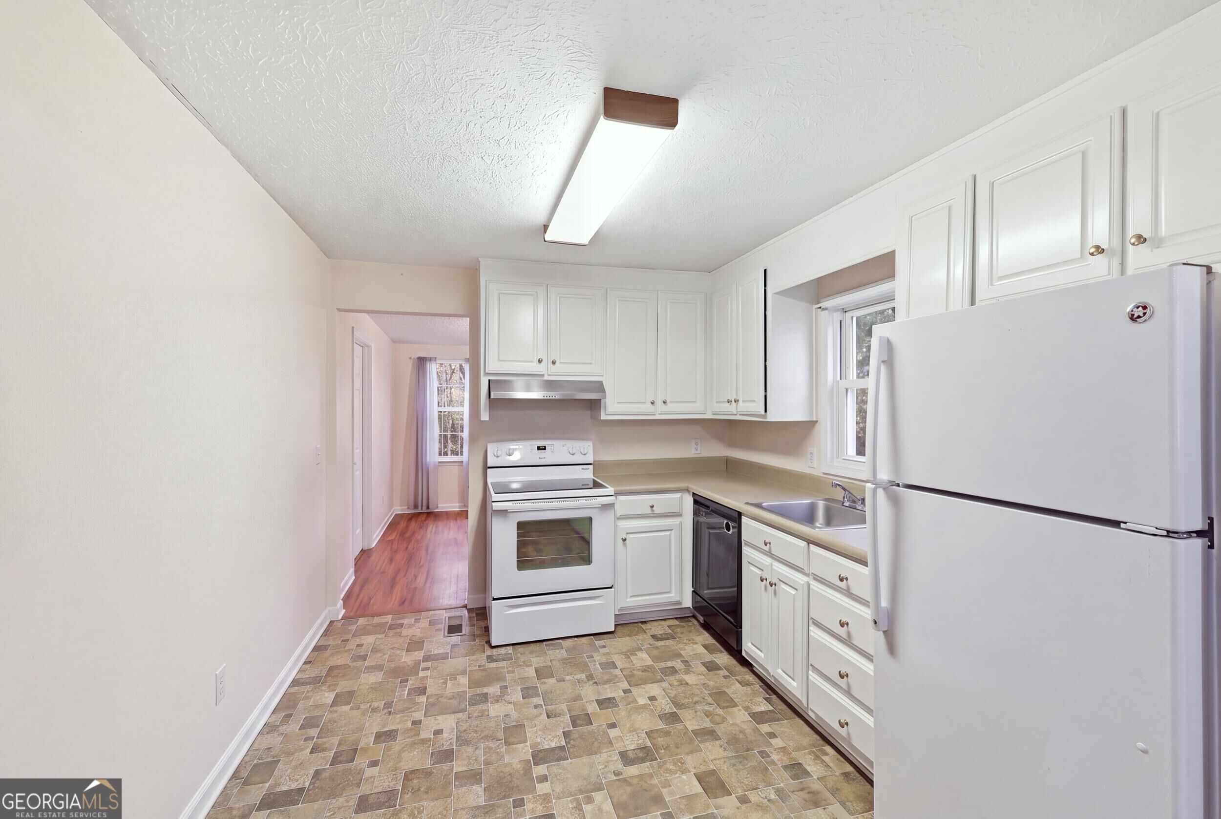 520 Easy Street Property Photo 5