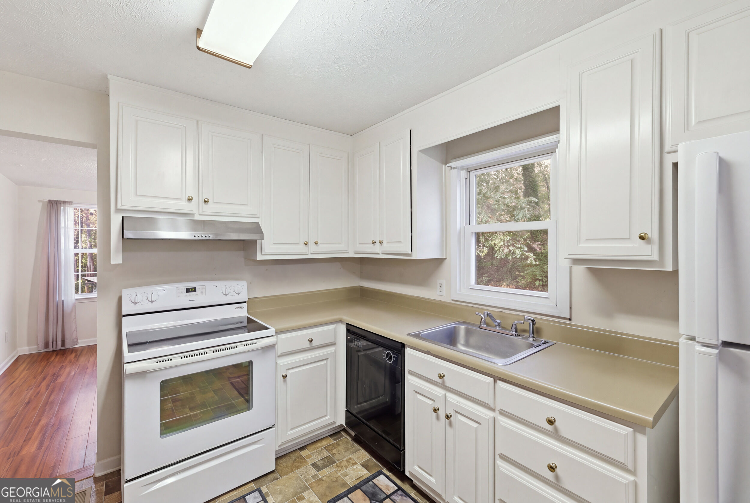 520 Easy Street Property Photo 6