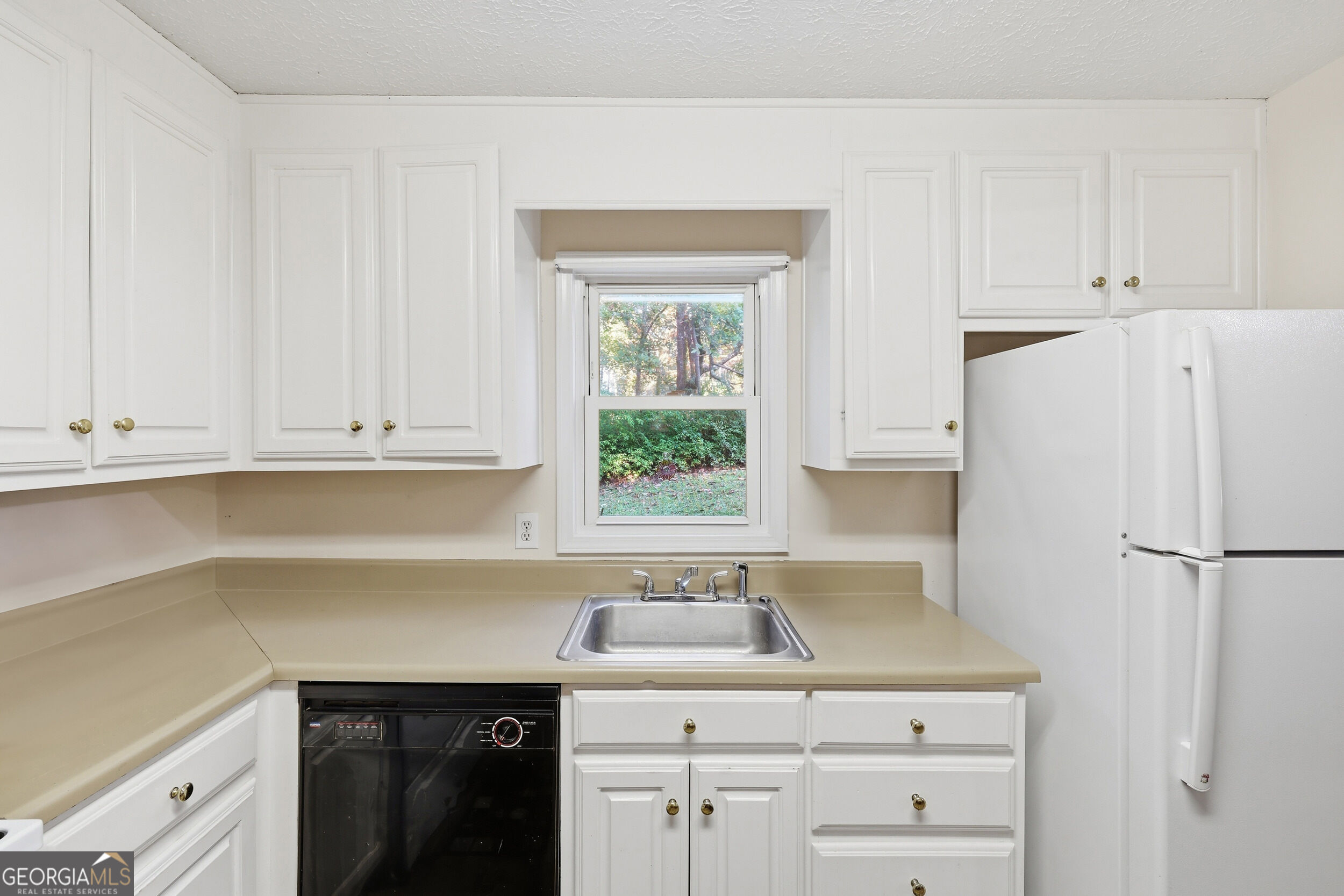 520 Easy Street Property Photo 7