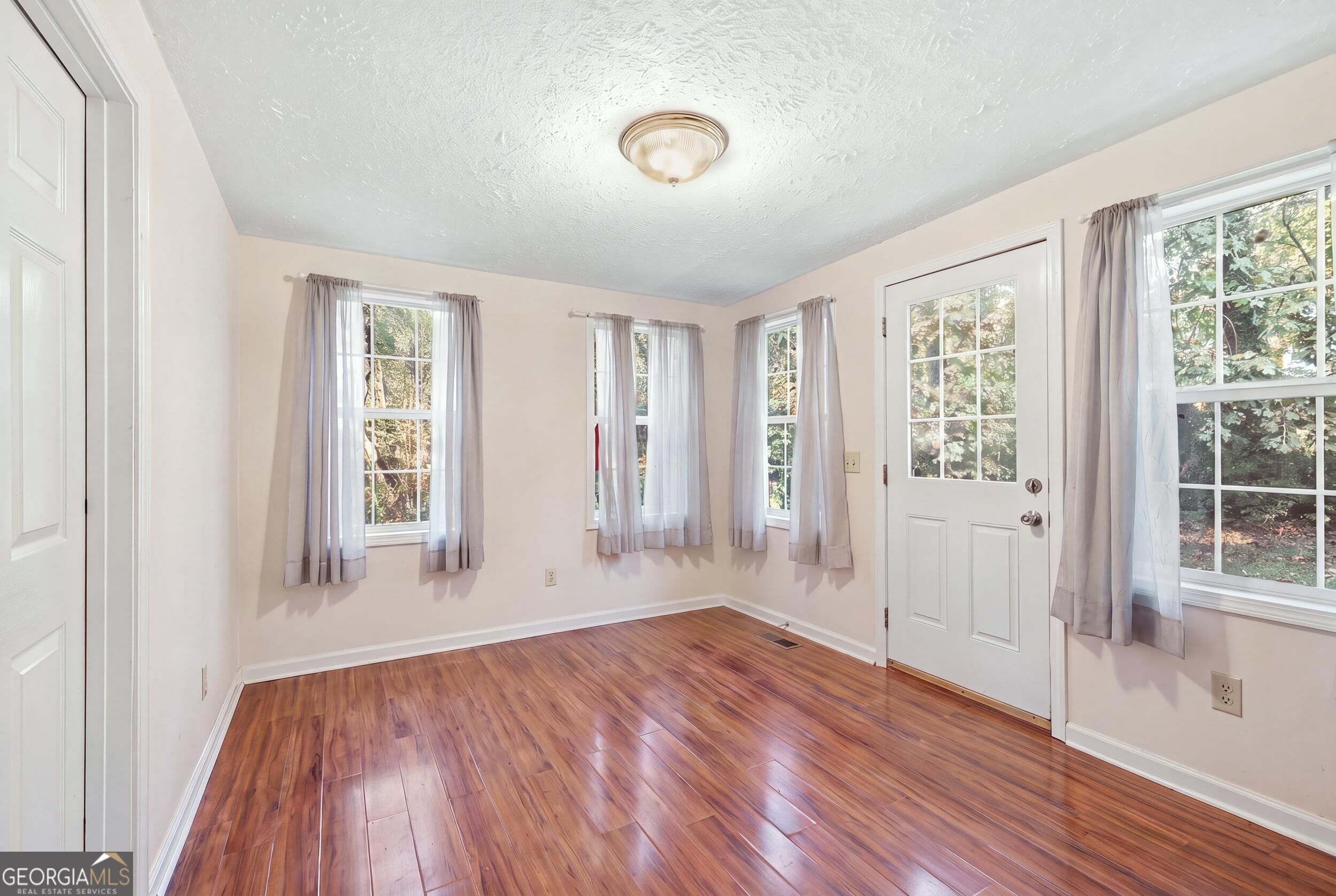 520 Easy Street Property Photo 9