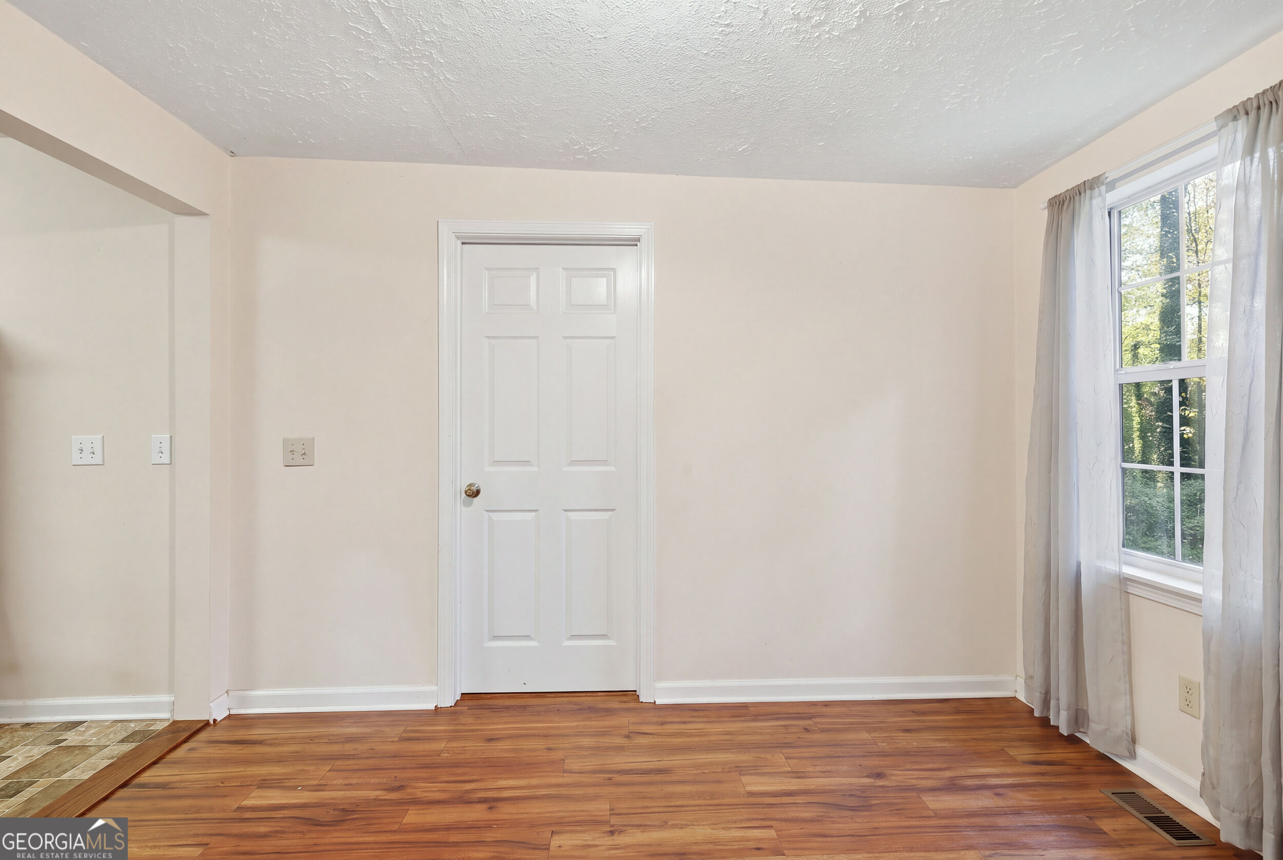 520 Easy Street Property Photo 11