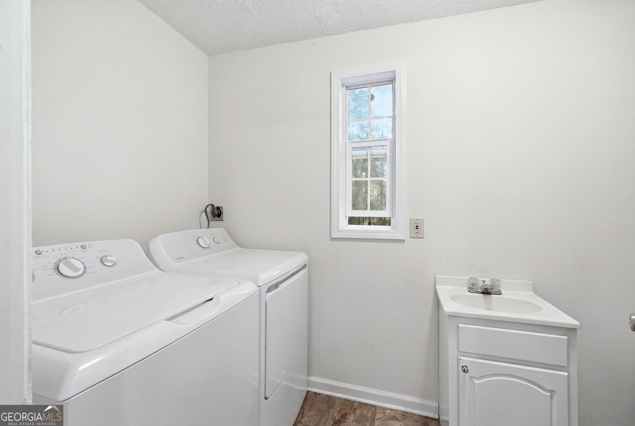 520 Easy Street Property Photo 13