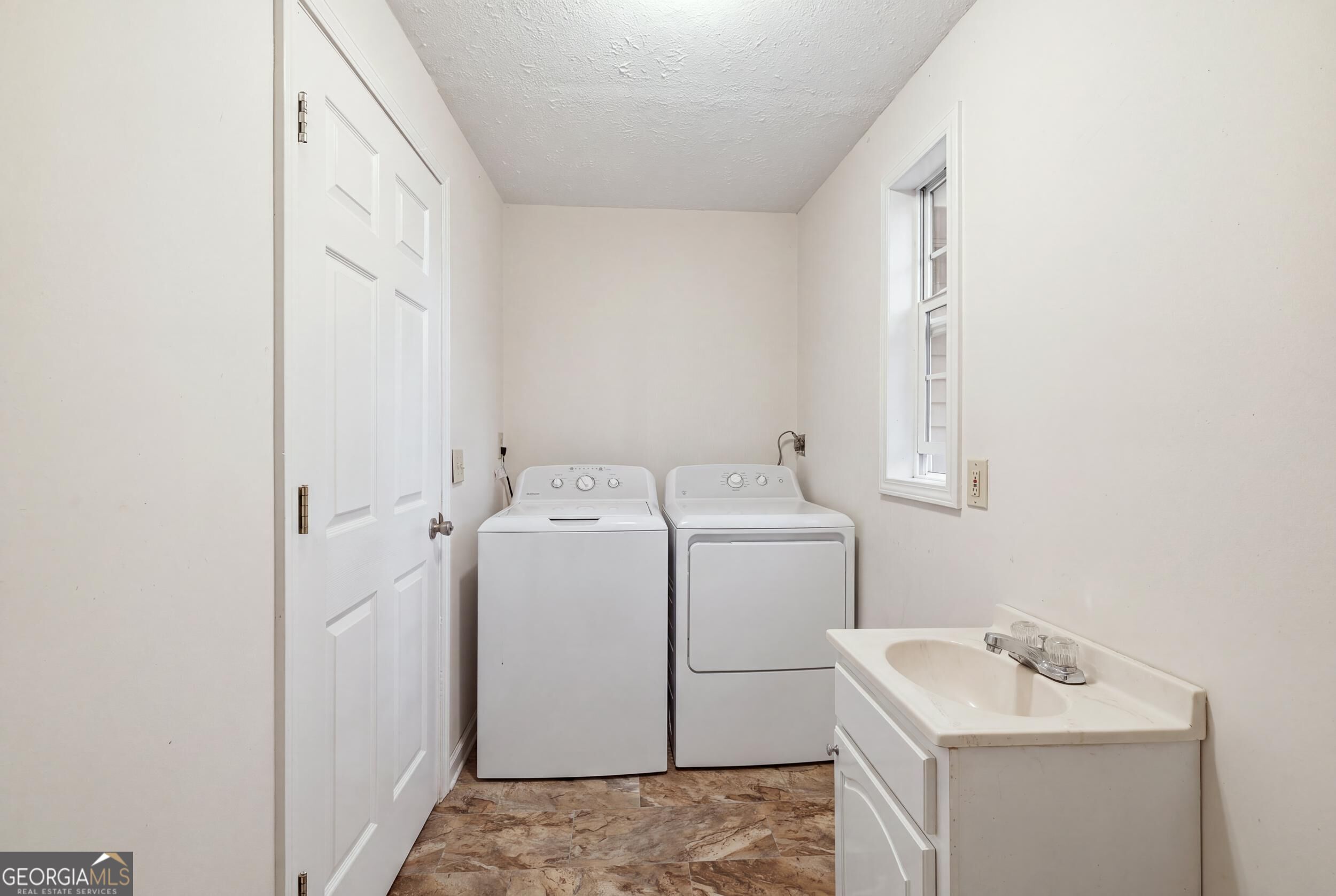 520 Easy Street Property Photo 15