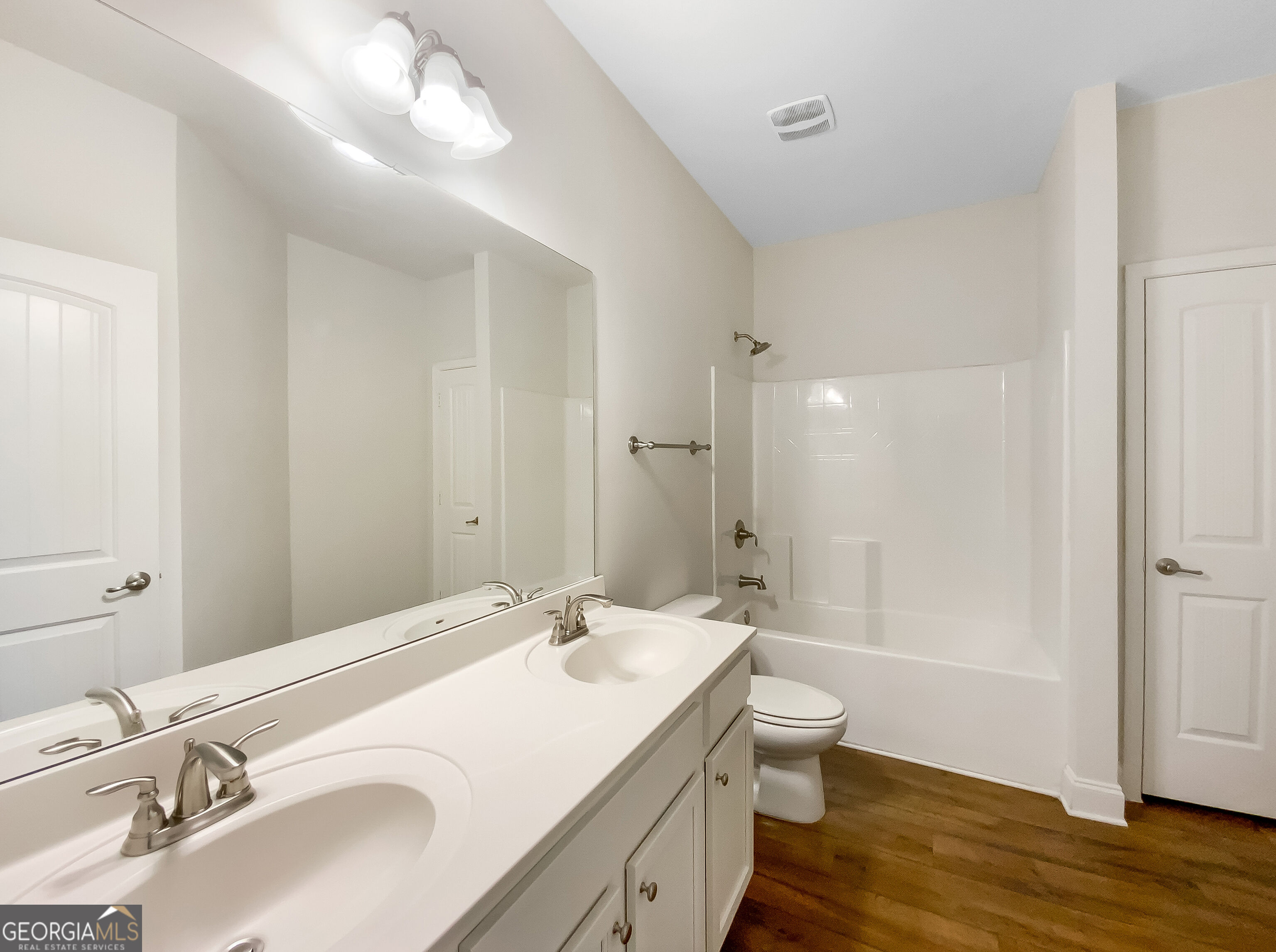 1037 Yorkshire Drive Property Photo 7