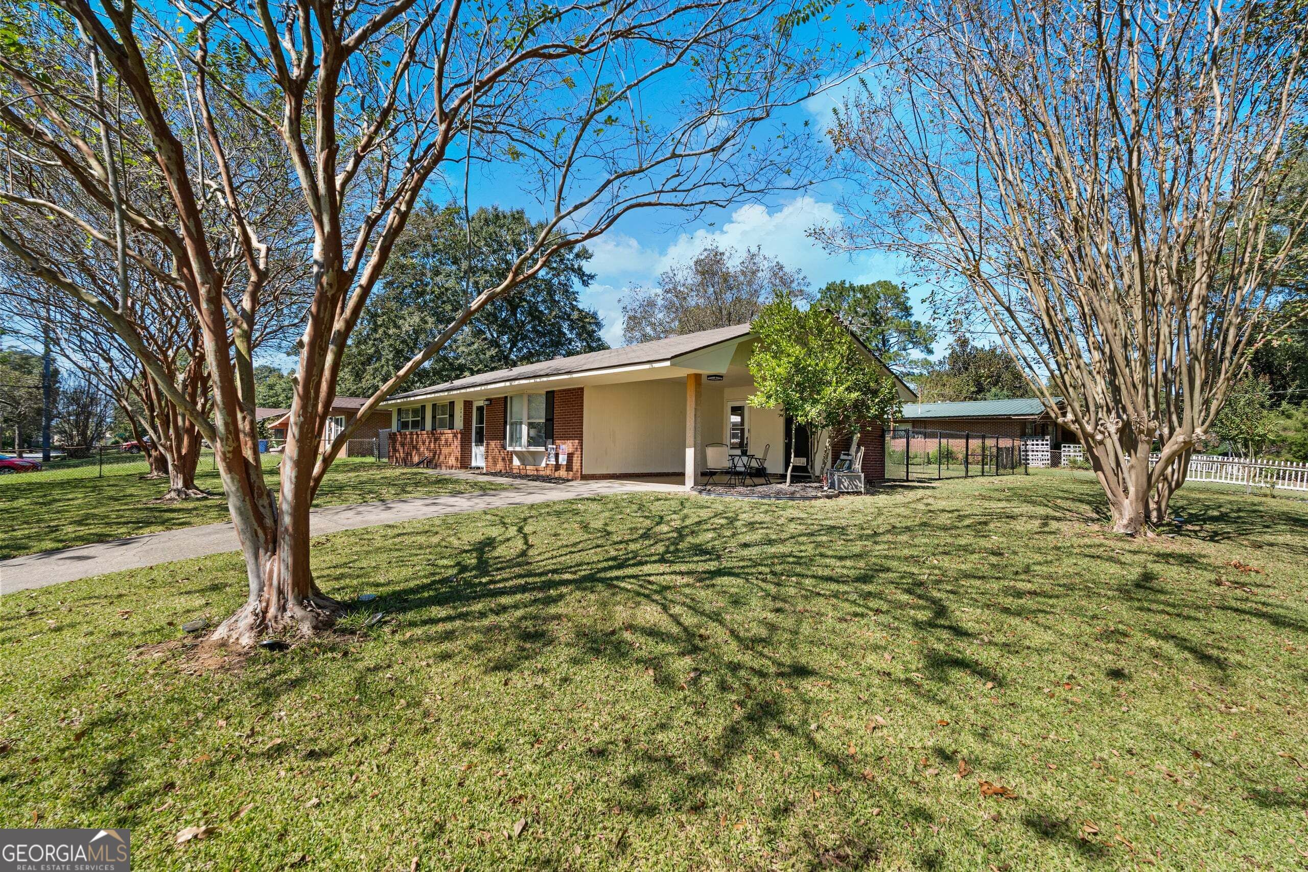 2443 Broadmoor Drive Property Photo 3