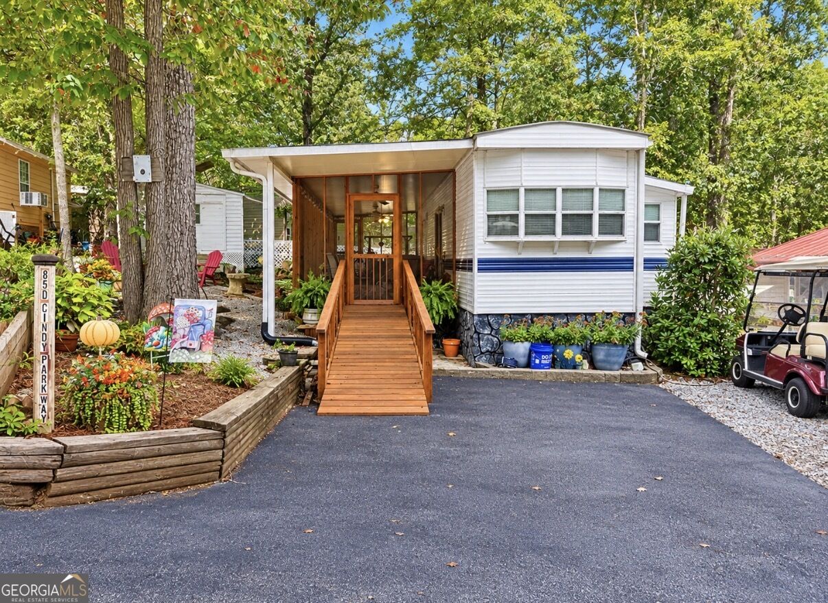 143 Cindy Parkway Property Photo 1