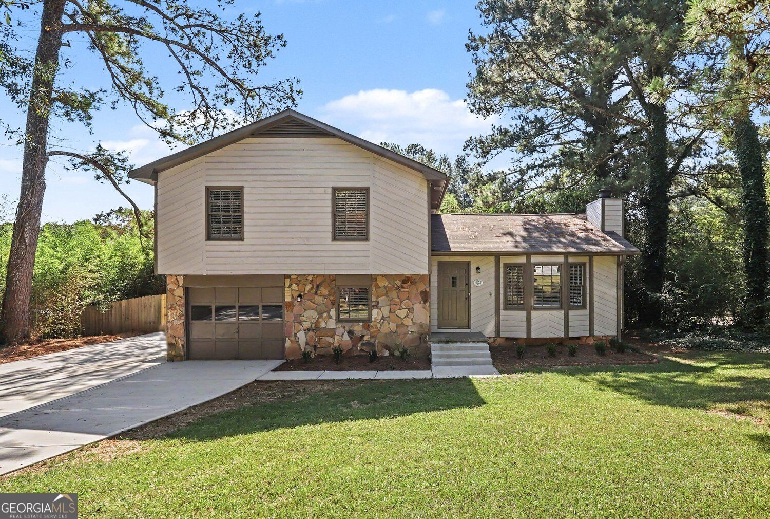 3232 Bromley Rowe Nw Property Photo 3