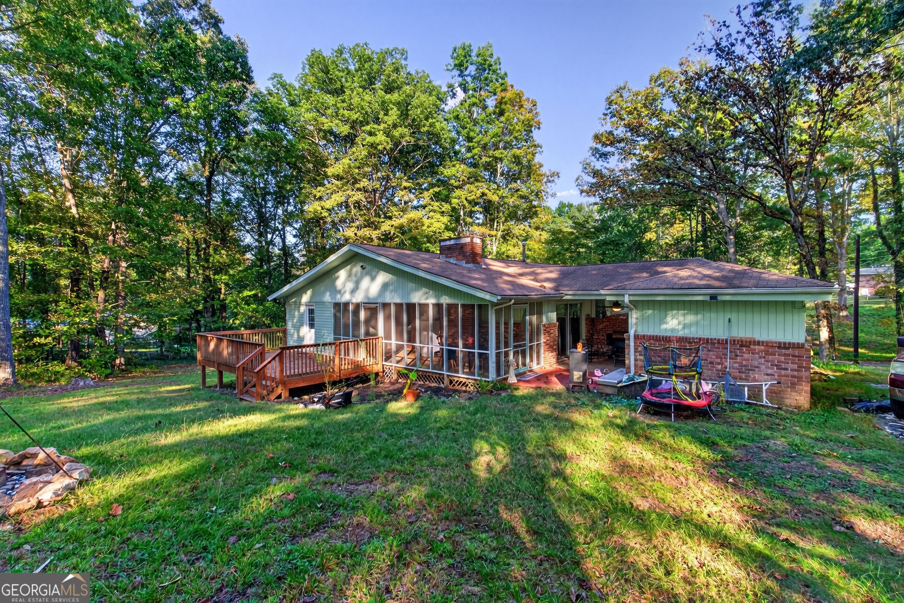 123 Lakeview Circle Property Photo 3