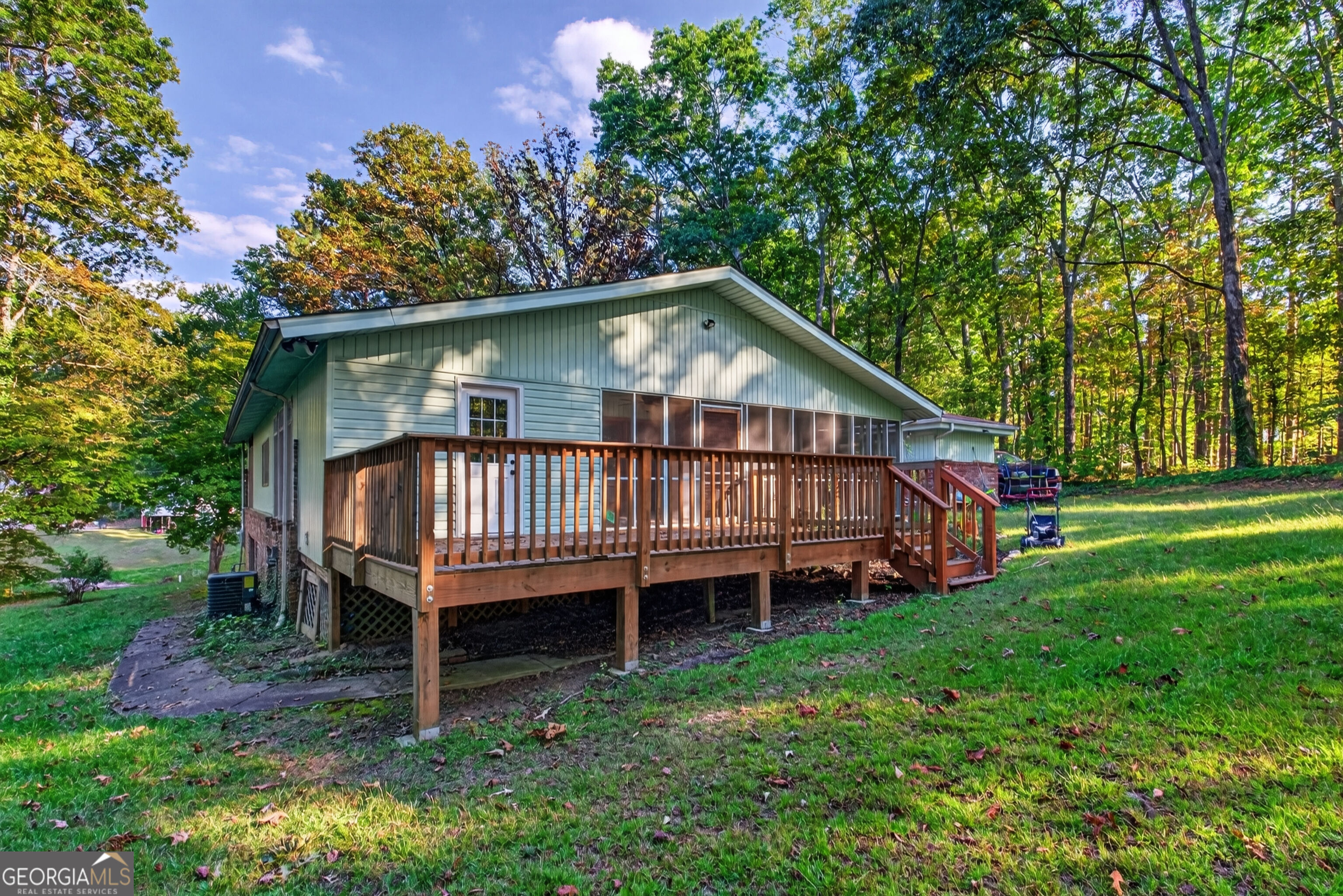 123 Lakeview Circle Property Photo 6