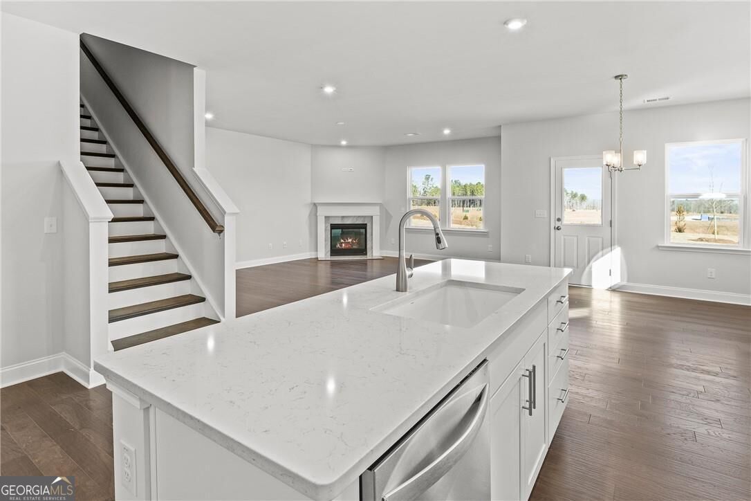 464 Dahlia Street Property Photo 3