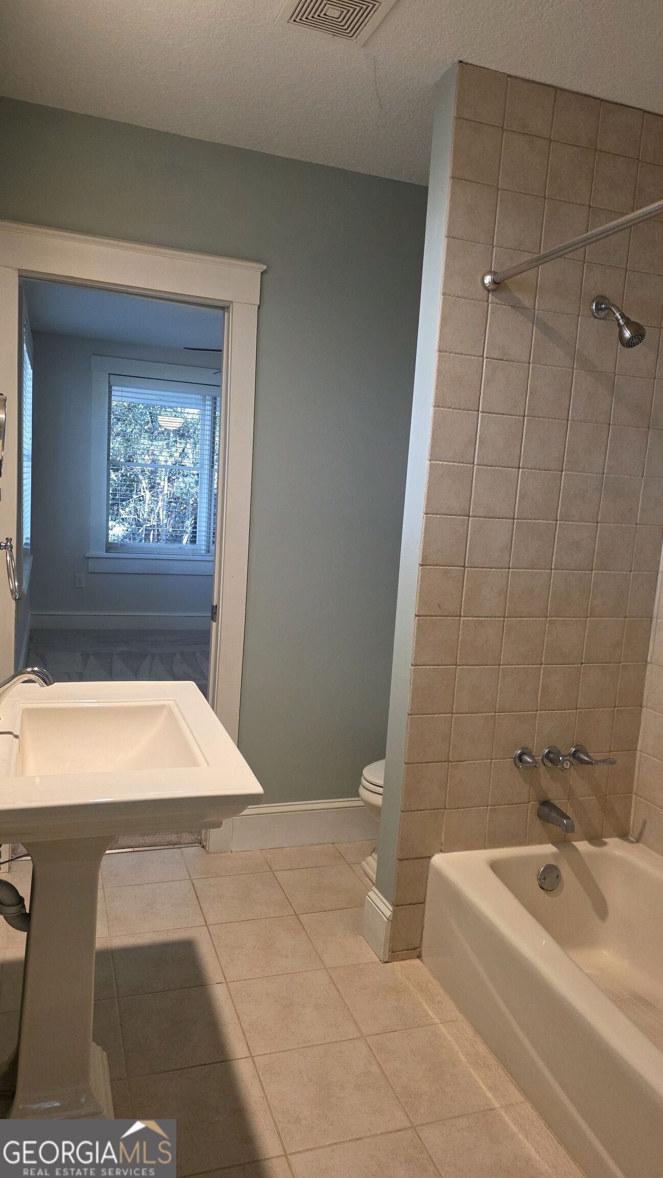 423 S May Street Property Photo 8