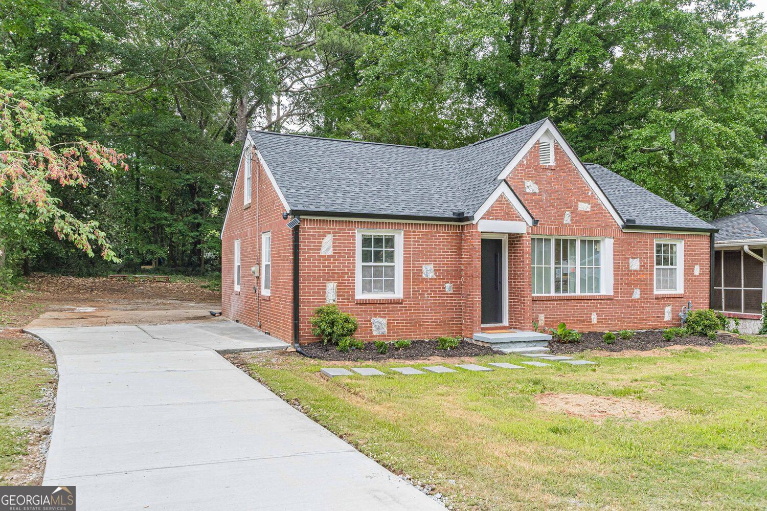 1240 Se Fayetteville Road Se Property Photo 1