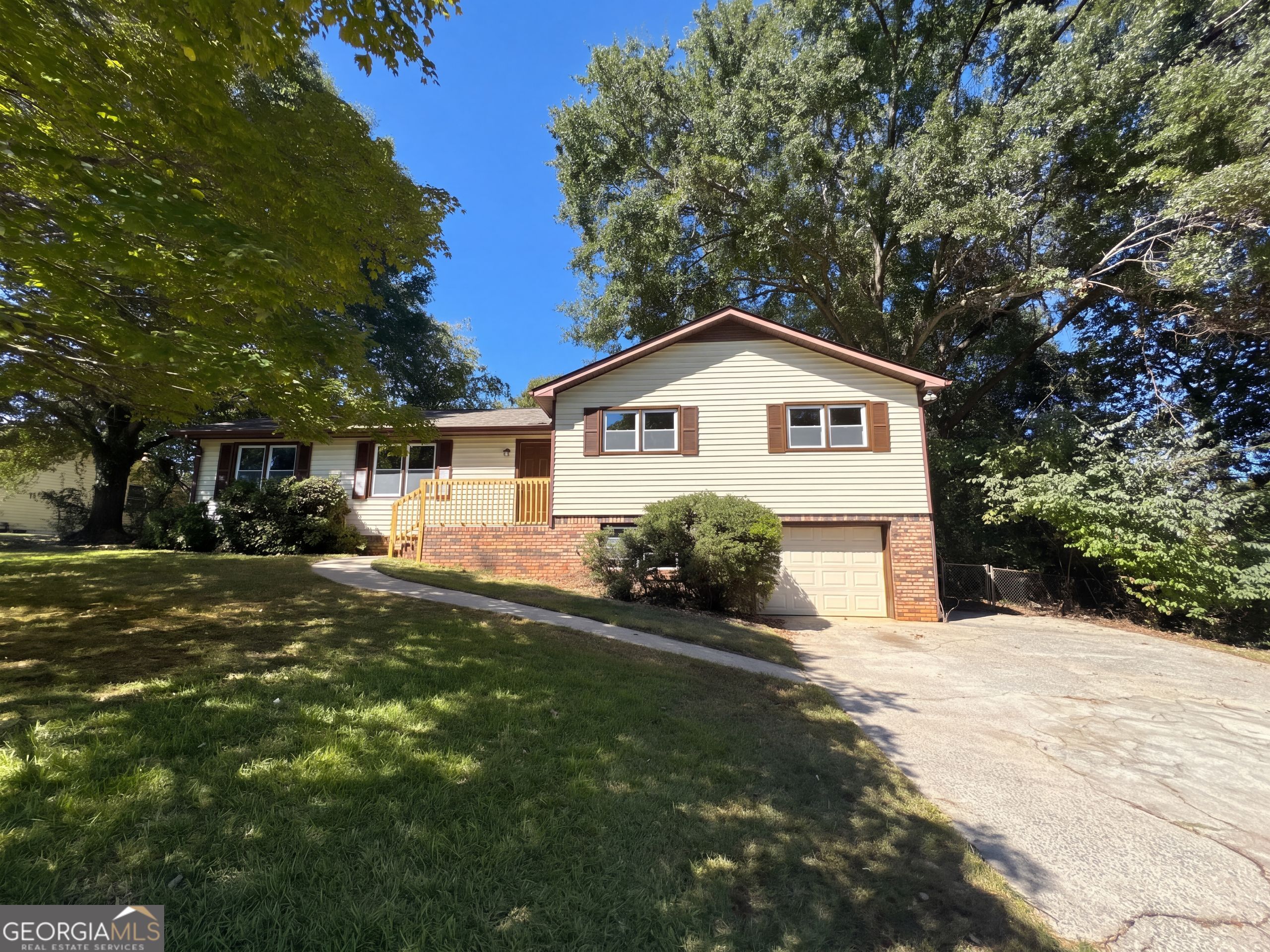 207 Mayflower Drive Property Photo 1