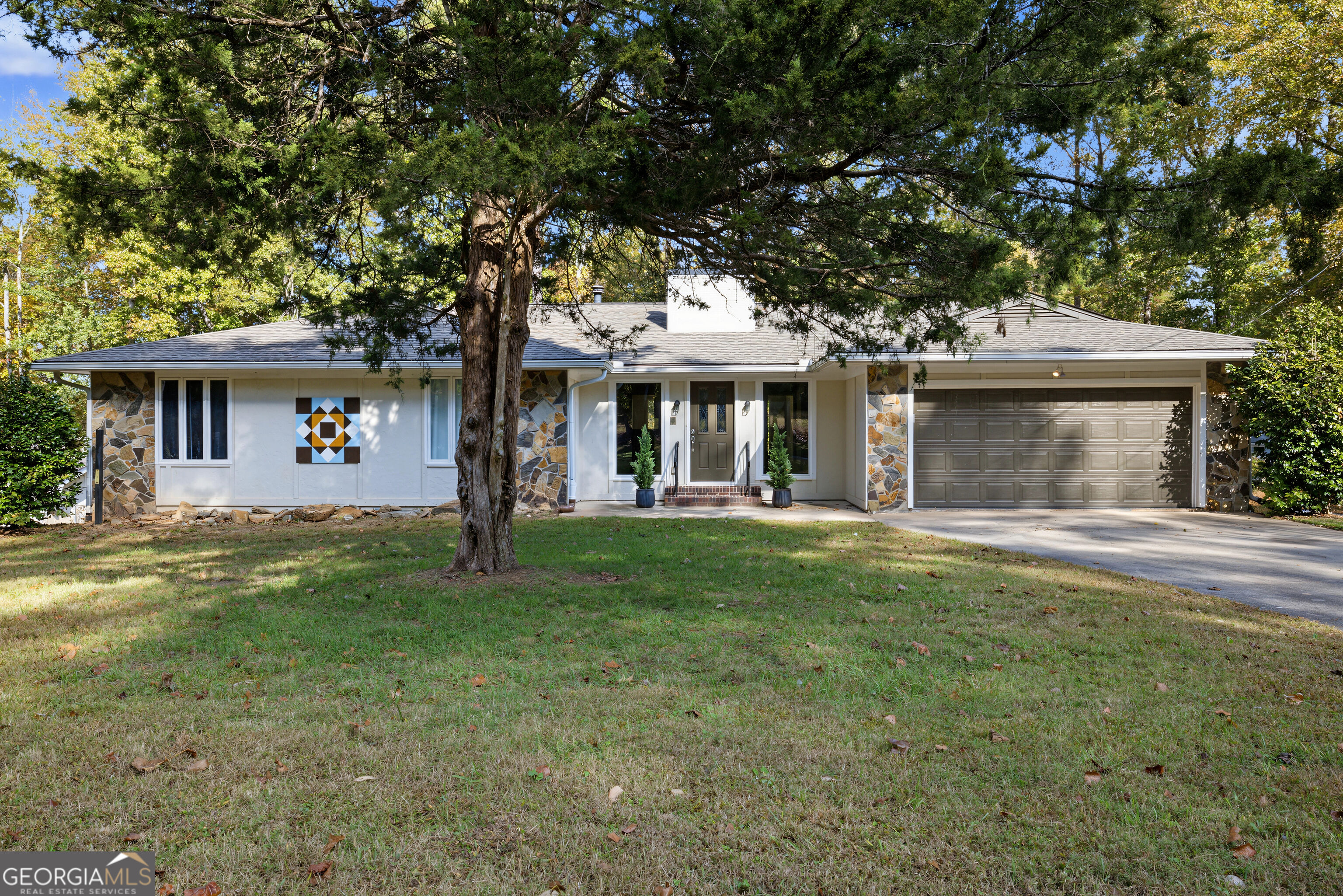 8435 Sundridge Drive Property Photo 1