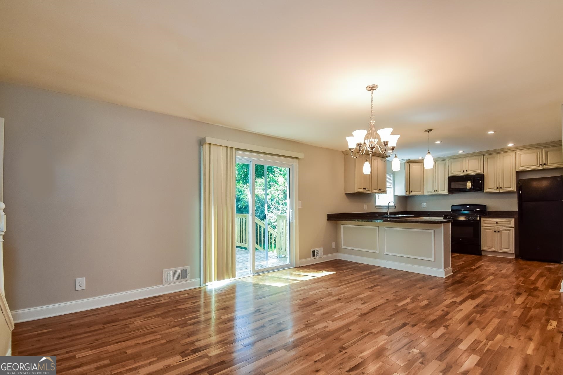 5485 Deerfield Trail Property Photo 4
