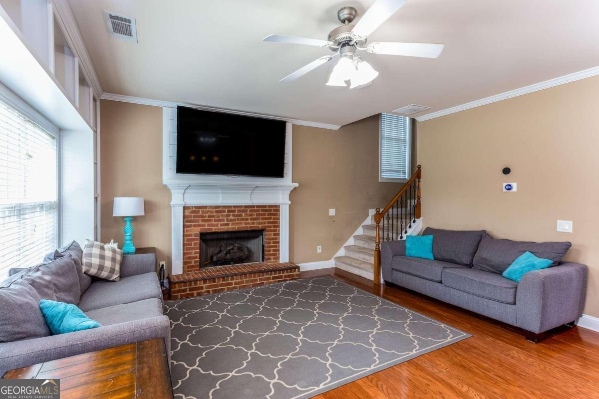 1081 Ruby Way Property Photo 5
