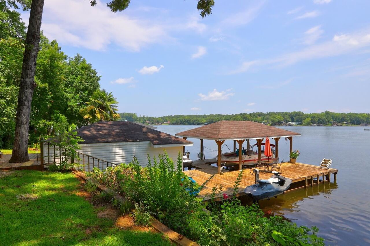 249 Lakeshore Drive Property Photo 3