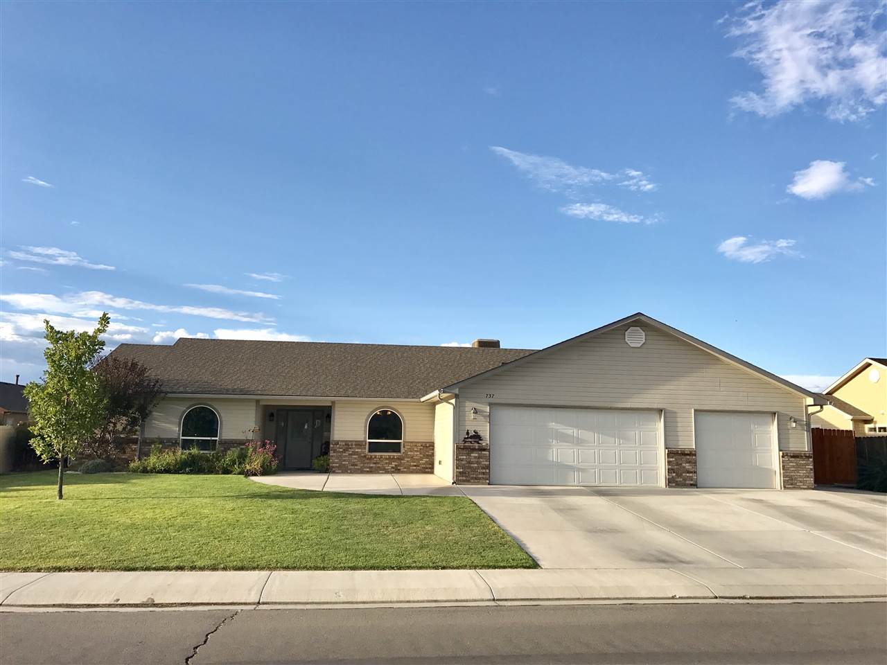 737 Suncrest Drive Property Photo 1