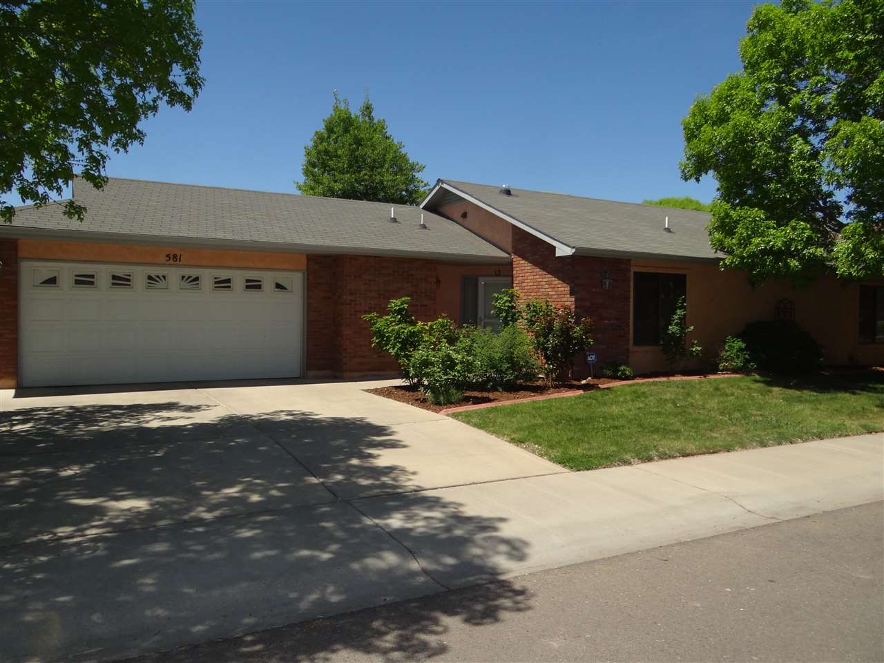 581 E Greenfield Circle Property Photo 1