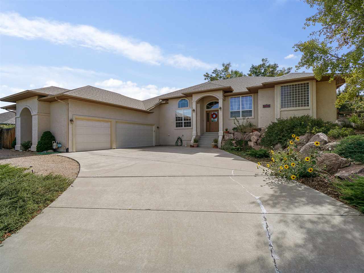2161 Redcliff Circle Property Photo 1