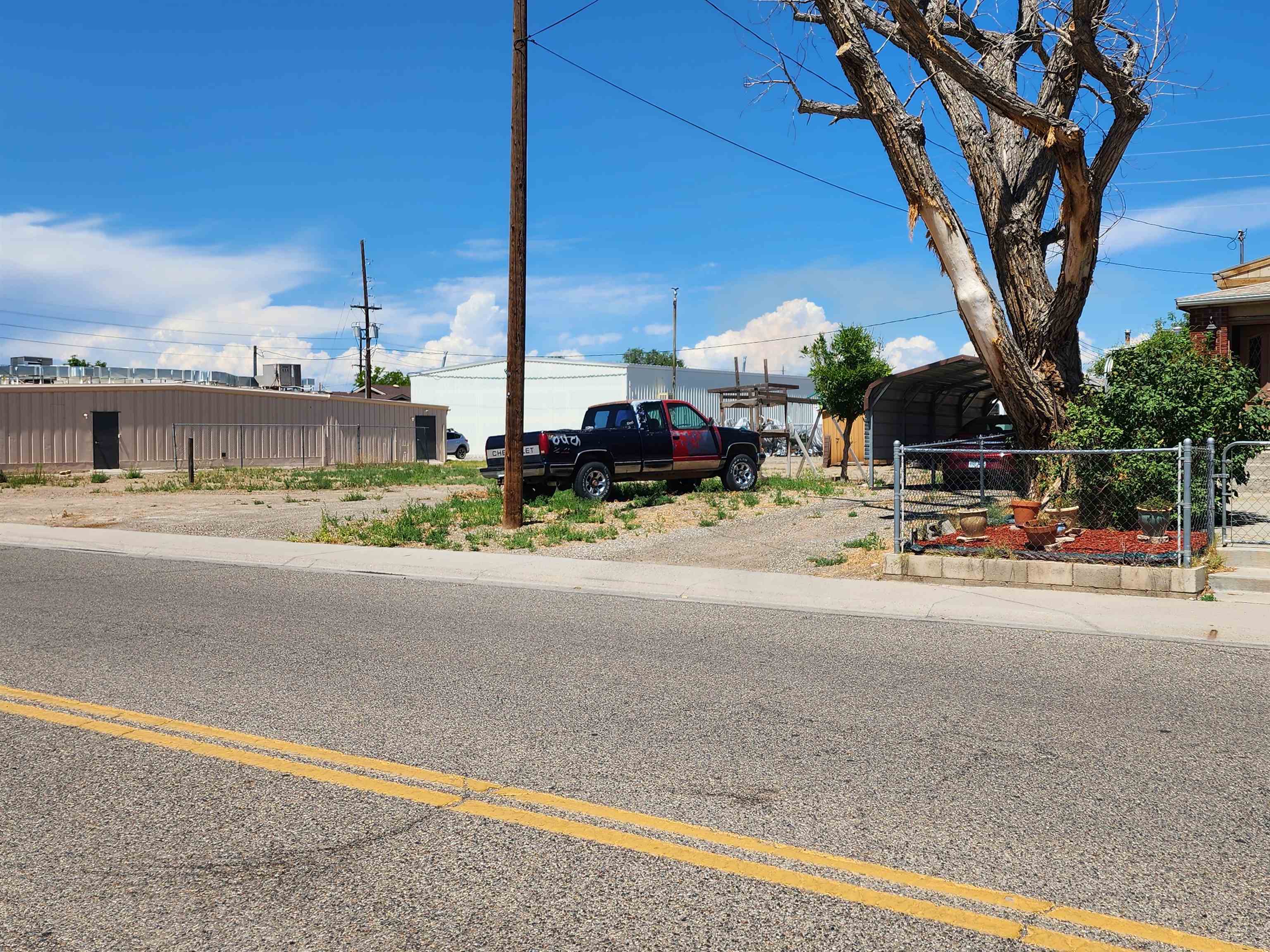 551 E Grand Avenue Property Photo 4