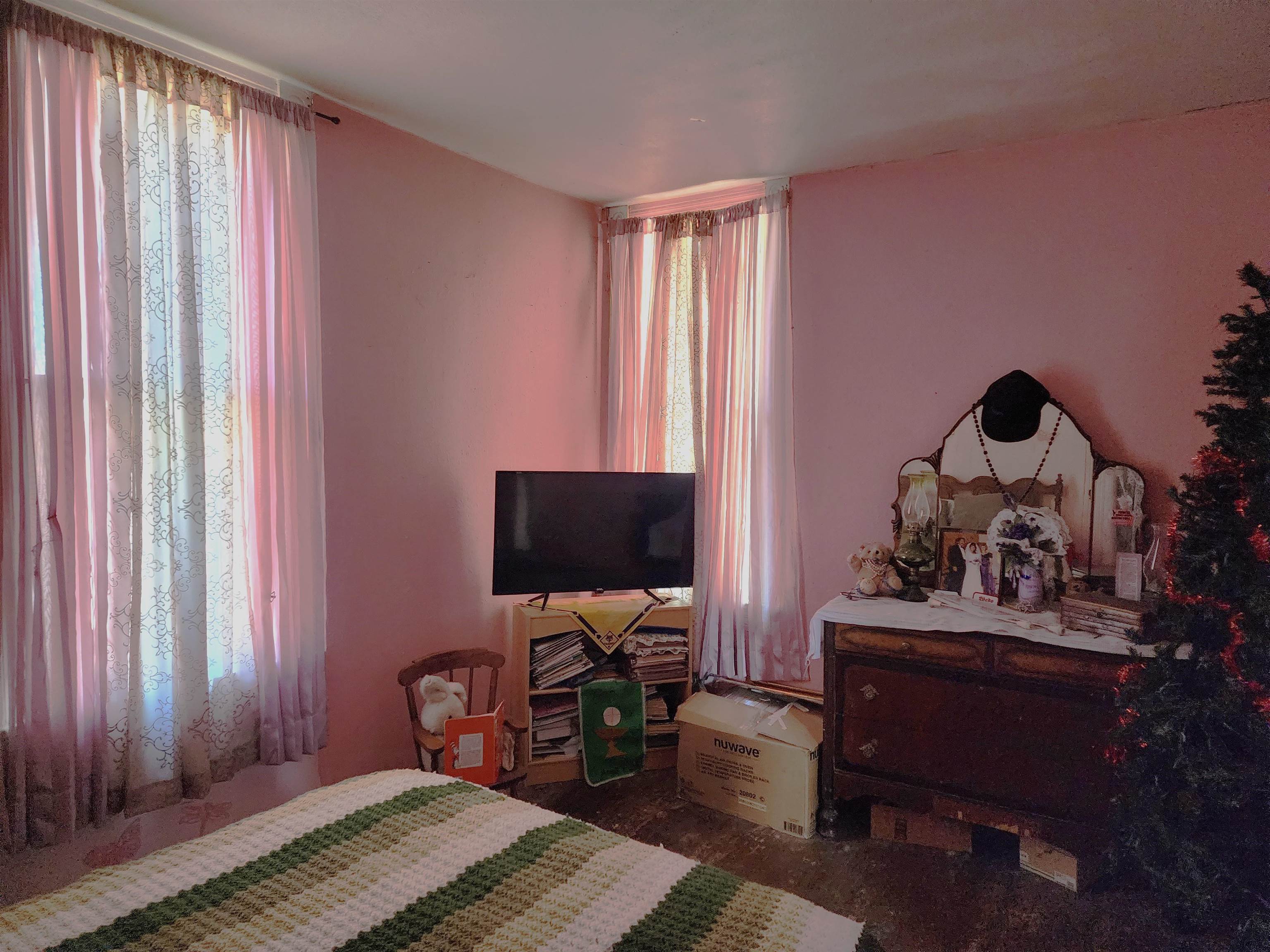 551 E Grand Avenue Property Photo 8