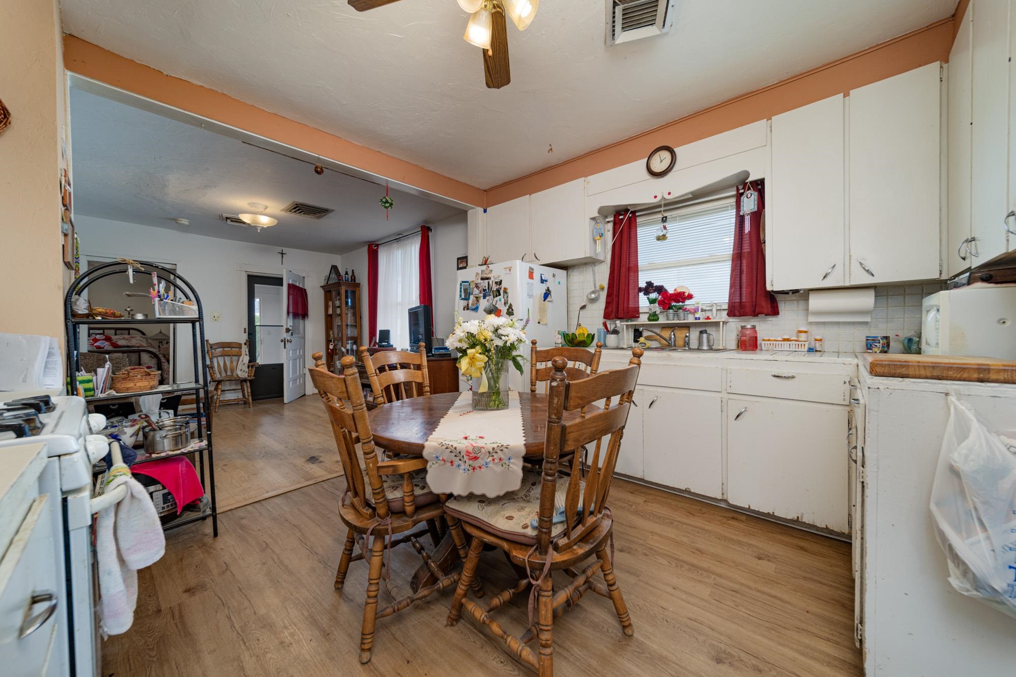 551 E Grand Avenue Property Photo 4